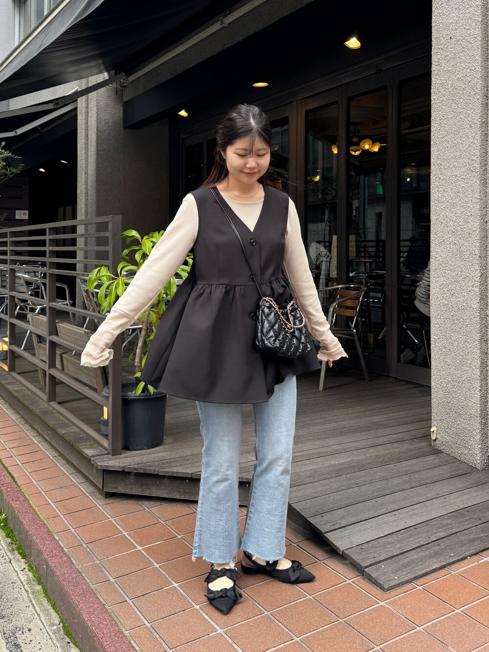 anana タグ付き Vネック ギャザー ペプラム ノースリーブ ジレ