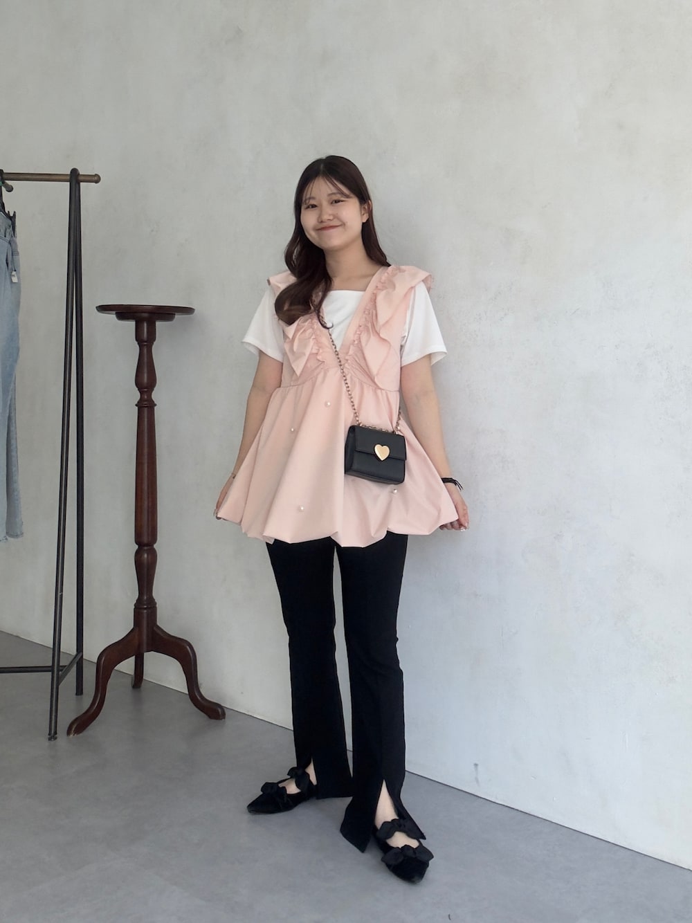 「prose verseの【MOMO】接触冷感スクエアネックTシャツ（Tシャツ/カットソー、ホワイト系）」を使った、MIOさん（レディース・158cm）の春コーディネートの1枚目の写真