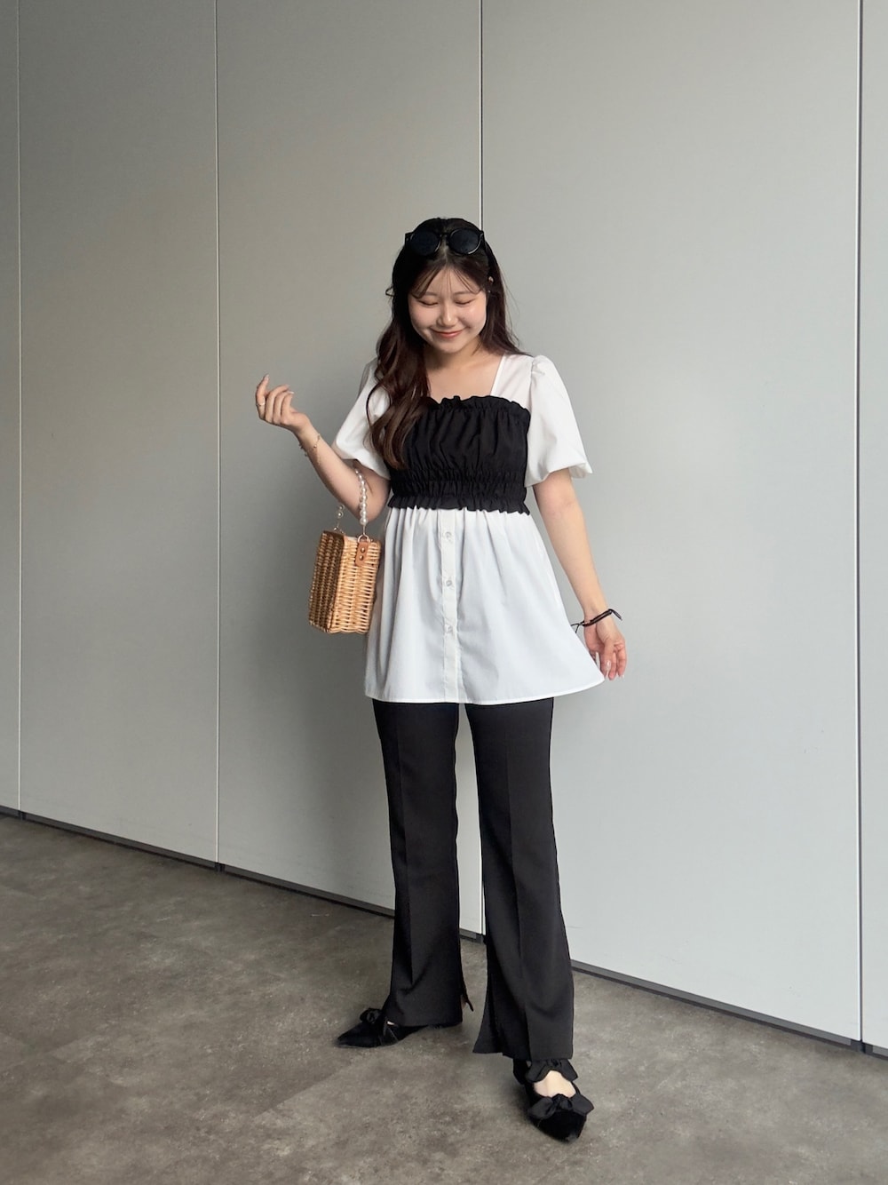 「prose verseの【MOMO SELECT】スリットフレアパンツ（その他パンツ、ブラック系）」を使った、MIOさん（レディース・158cm）の春コーディネートの1枚目の写真