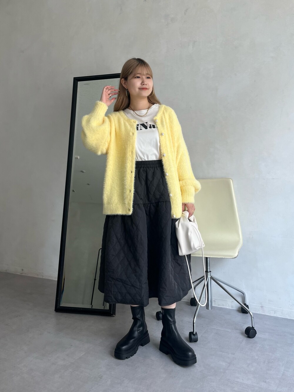 「お出かけコーデ、シャギーニット、カーディガン、カーディガンコーデ、フレアスカート、スカート、ロゴT、サイドゴアブーツ、トラックソール、ブーツ、プチプラ、プチプラコーデ、秋コーデ、秋服コーデ」｜「prose verseの〈サージカルステンレス〉3mmスネークチェーンネックレス（ネックレス、ゴールド系）」を使った、MIOさん（レディース・158cm）の夏コーディネートの1枚目の写真