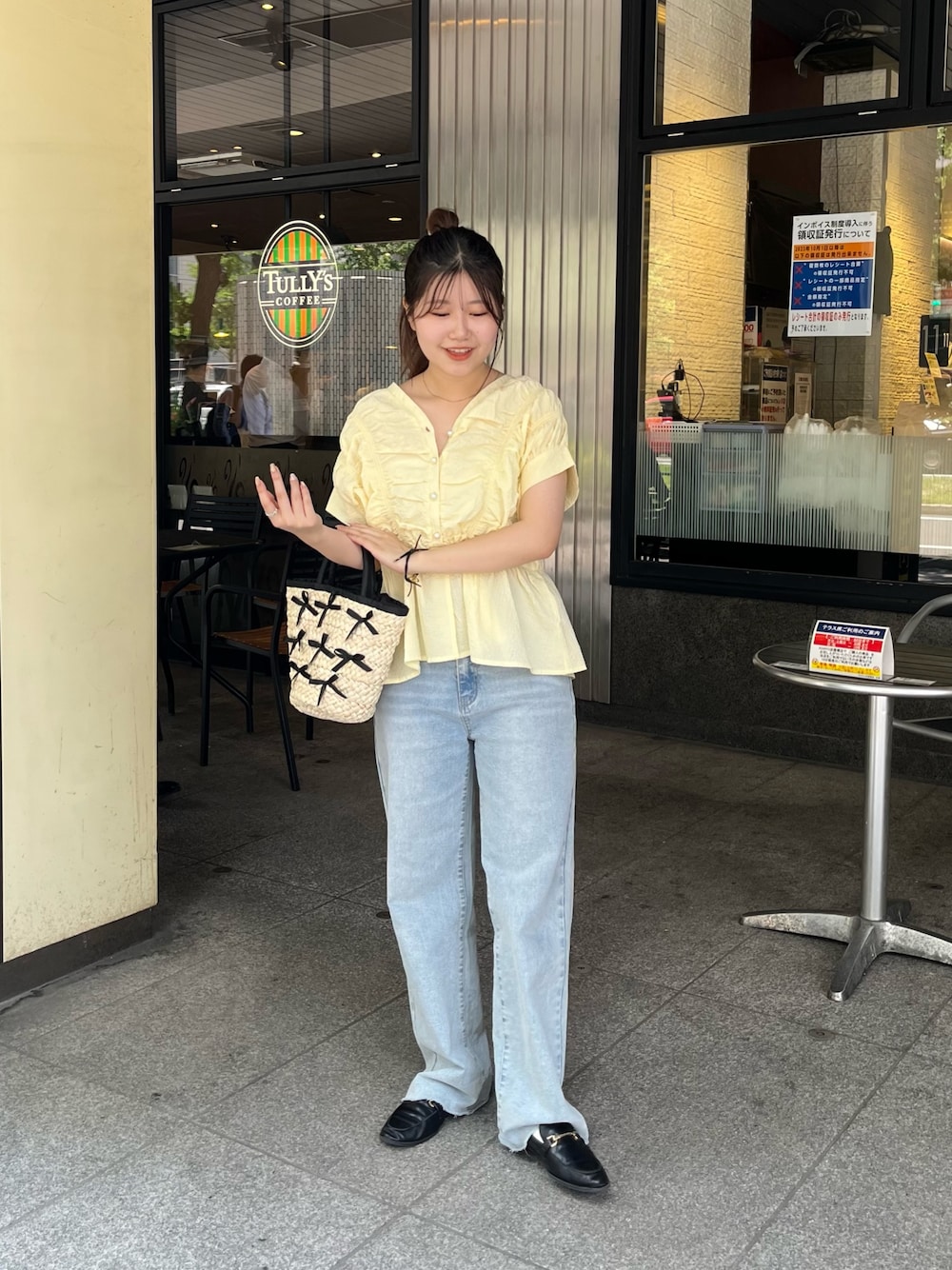 「お出かけコーデ、休日スタイル、デニム、シンプルコーデ、きれいめカジュアル、夏コーデ、大人コーデ、夏服、大人女子、ブラウス」｜「prose verseの【MOMO】ストレッチスリムストレートデニム（デニムパンツ、ブルー系）」を使った、MIOさん（レディース・158cm）の夏コーディネートの1枚目の写真