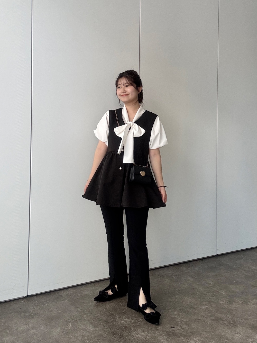 「prose verseのパールボタンVネックペプラムジレ（ベスト、ブラック系）」を使った、MIOさん（レディース・158cm）の春コーディネートの1枚目の写真