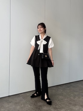 MIOさんの「パールボタンVネックペプラムジレ」を使ったコーディネート