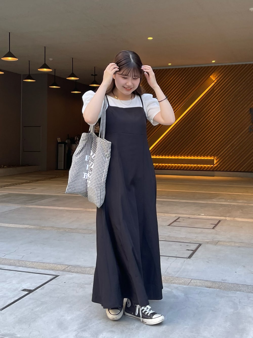 「スニーカー、キャミワンピ、春夏コーデ、初夏コーデ、モノトーン、休日スタイル、プチプラ、韓国ファッション、トートバッグ、キャミワンピース、パワショル、プチプラコーデ」｜「prose verseの〈サージカルステンレス〉3mmスネークチェーンネックレス（ネックレス、ゴールド系）」を使った、MIOさん（レディース・158cm）の春コーディネートの1枚目の写真