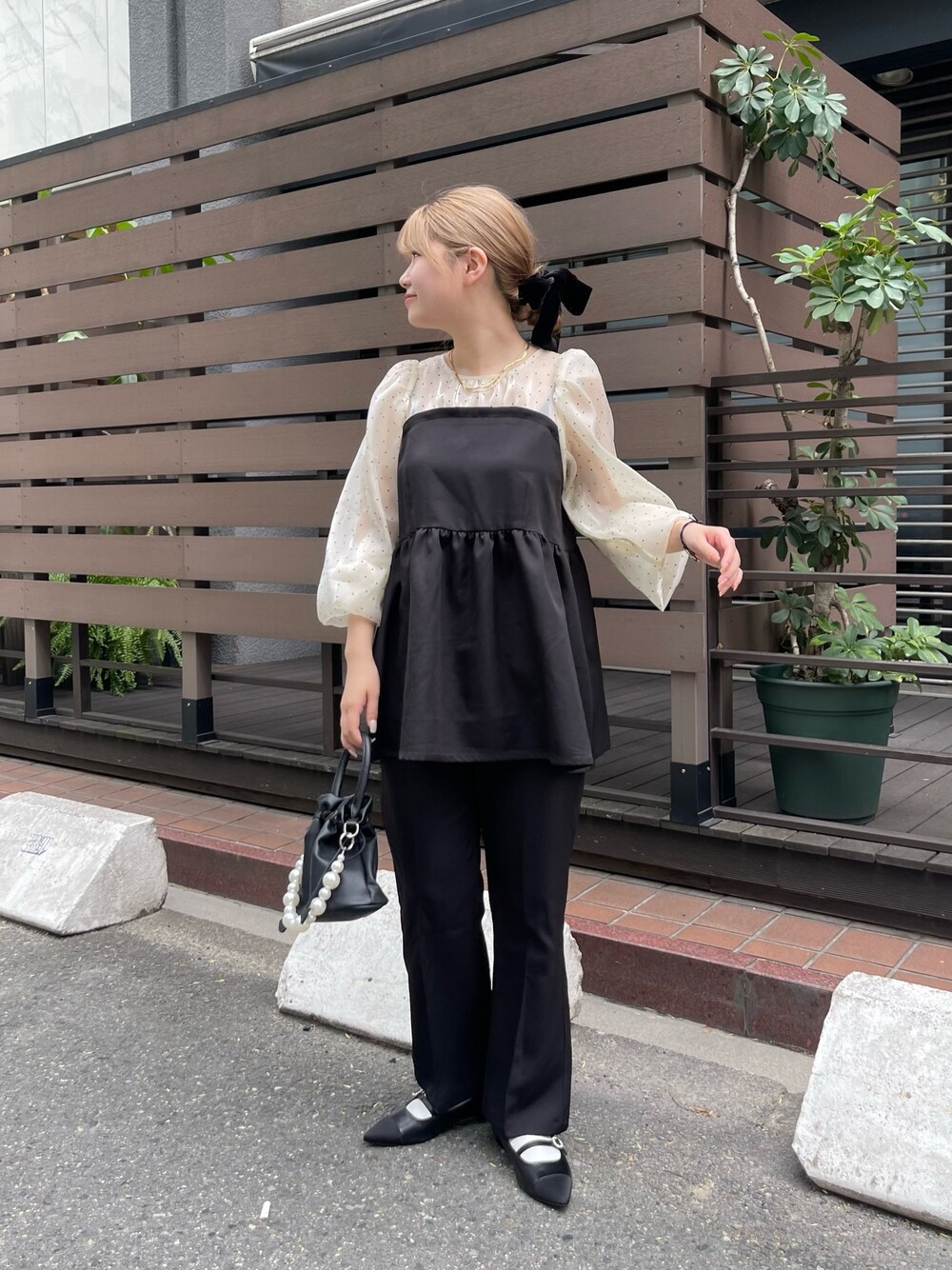 「プチプラ、モノトーン、秋服準備はじめました、オケージョン、ドット、ストレートパンツ、パンプス、シアートップス、お呼ばれスタイル、お呼ばれ、ベロア」｜「prose verseのベロアリボンヘアゴム（シュシュ、ブラック系）」を使った、MIOさん（レディース・158cm）の夏コーディネートの1枚目の写真