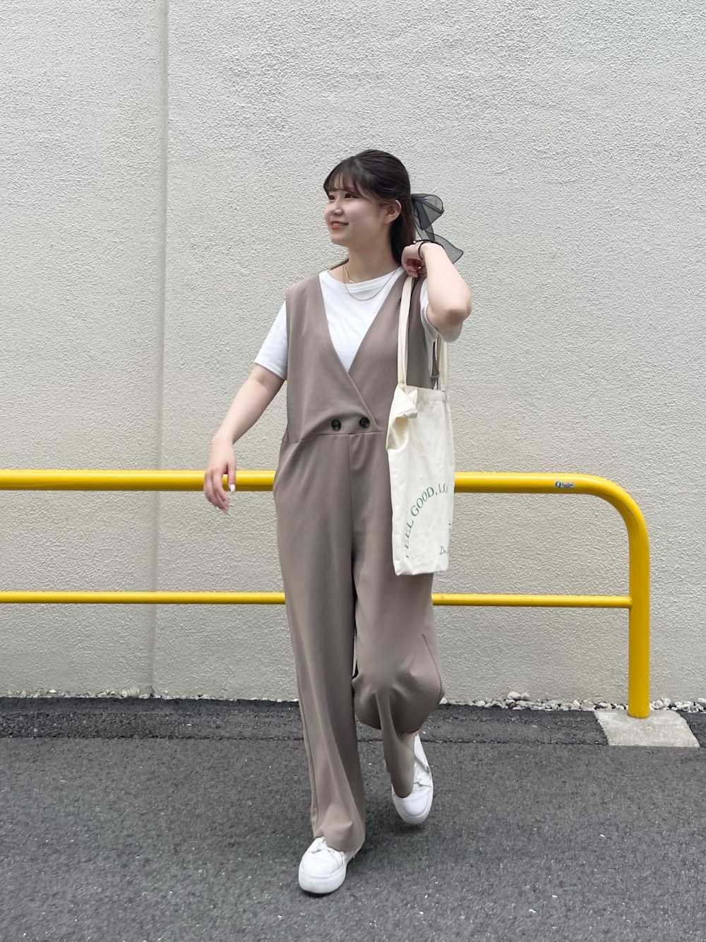 「淡色コーデ、休日スタイル、スニーカー、お出かけコーデ日記、春夏コーデ、初夏コーデ、プチプラ、プチプラコーデ、リボン、オールインワン、Tシャツ、Tシャツコーデ、夏だ！Tシャツ着よう！」｜「prose verseの〈サージカルステンレス〉3mmスネークチェーンネックレス（ネックレス、ゴールド系）」を使った、MIOさん（レディース・158cm）の春コーディネートの1枚目の写真