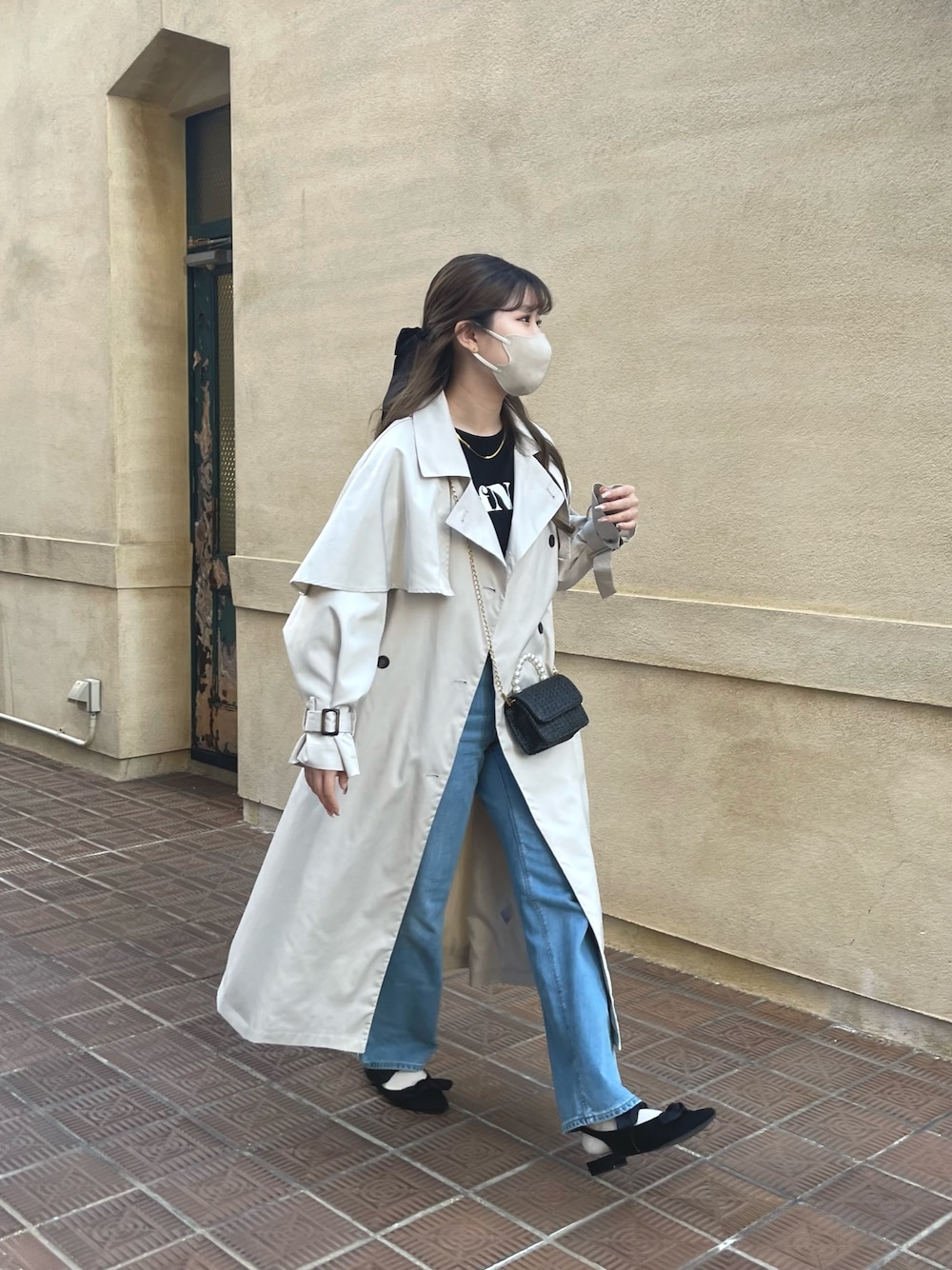 「シンプルコーデ、淡色コーデ、きれいめカジュアル、GU、プチプラ、春服みてみて、トレンチコート、ハーフアップ、ショルダーバッグ、トレンチ、ロングコート、Tシャツ、Tシャツ×デニム、ミュール」｜「prose verseのバックストラップリボンミュール（パンプス、ブラック系）」を使った、MIOさん（レディース・158cm）の春コーディネートの1枚目の写真