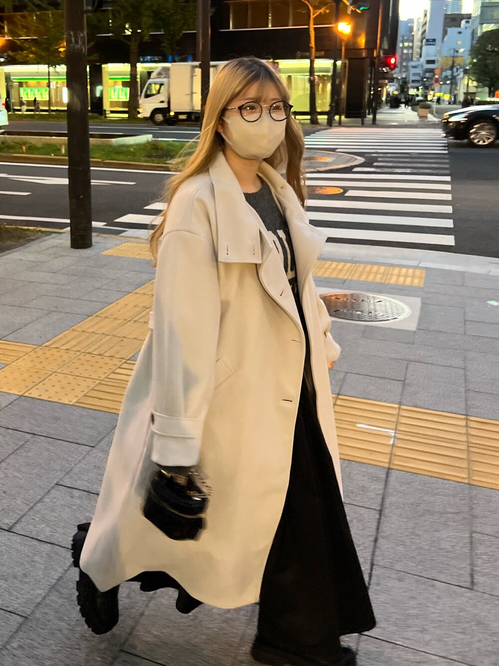 「ロゴスウェット、シンプルコーデ、厚底シューズ、ニット、きれいめカジュアル、プチプラ、カジュアルコーデ、あったかコーデ、大人カジュアル、オトナカワイイ、ロングコート、ジャガードニット、フレアスカート、コート、未来のWEARISTAプロジェクト」｜「prose verseのトラックソールストレッチショートブーツ（ブーツ、ブラック系）」を使った、MIOさん（レディース・158cm）の秋コーディネートの1枚目の写真