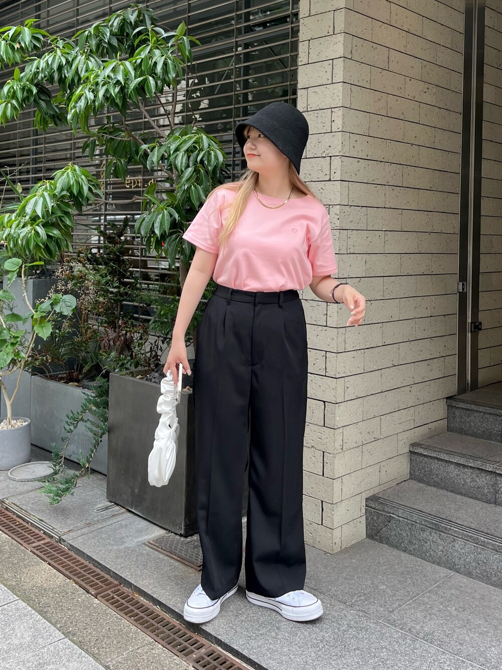 スラックスを使った「ピンクTシャツ」の人気ファッション