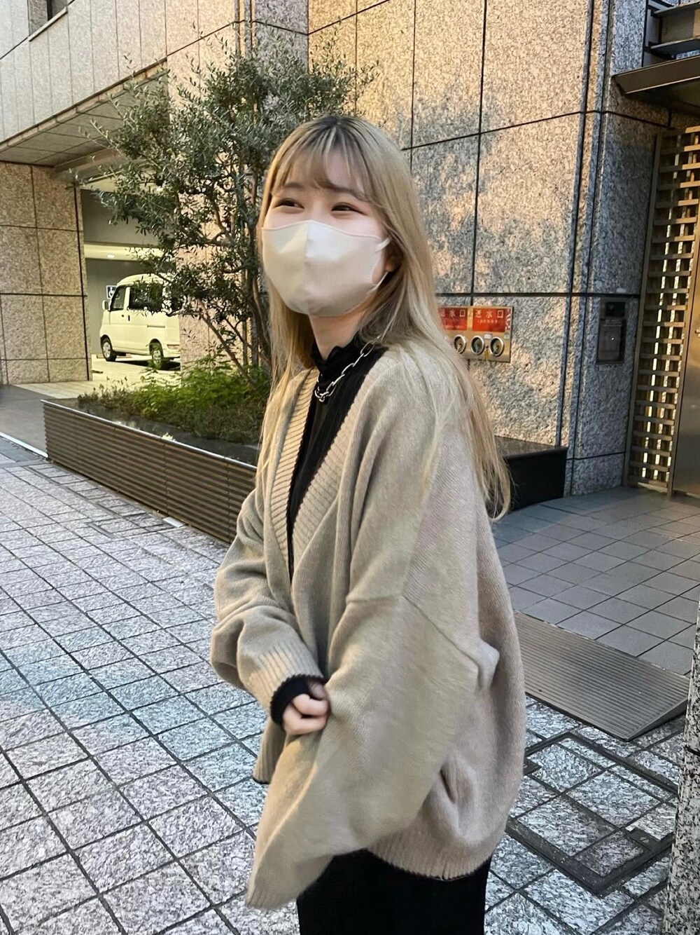 ベージュ系のカーディガン/ボレロ、ブラック系のTシャツ/カットソー、ブラック系のスカートを着用したレディースの秋コーディネートの1枚目の写真