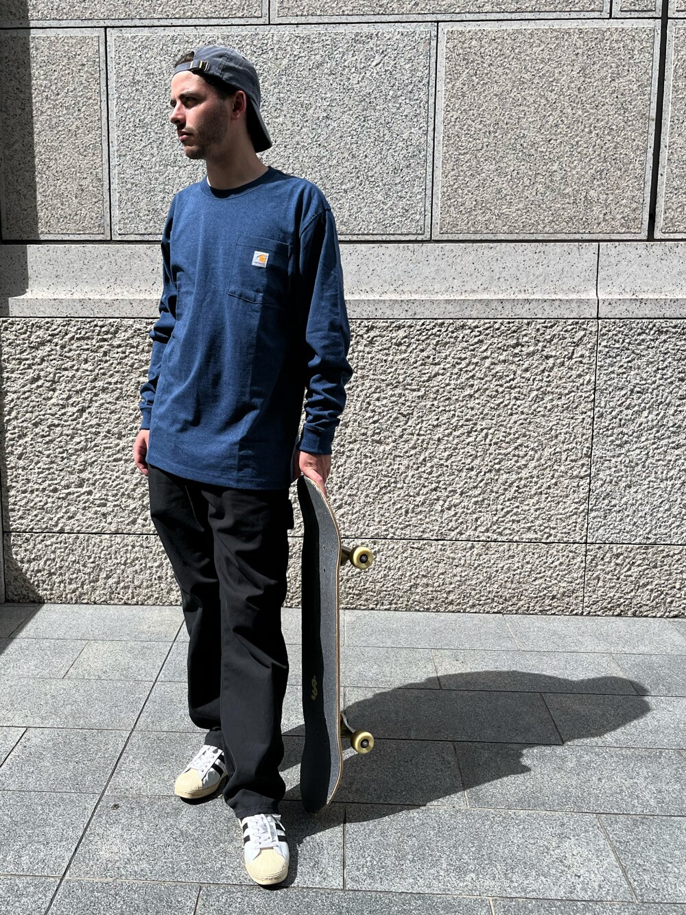 「スニーカー、シンプルコーデ、ストリート、スケータースタイル、スケボー」｜「Carharttのアイテム（Tシャツ/カットソー、ブルー系）」を使った、macmerlo(マティ)さん（メンズ・180cm）の夏コーディネートの1枚目の写真