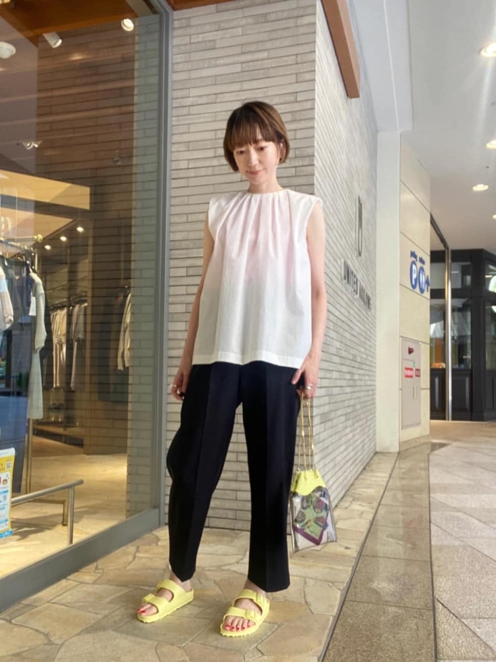 「ベーシック/トラッド、トレンド、フェミニン、骨格_ナチュラル、パーソナルカラー_SPRING、サンダル、ブラウス」｜「BIRKENSTOCKの＜BIRKENSTOCK＞ARIZONA EVA サンダル（サンダル、イエロー系）」を使った、平敷（hirashiki）さん（レディース・169cm）の春コーディネートの1枚目の写真