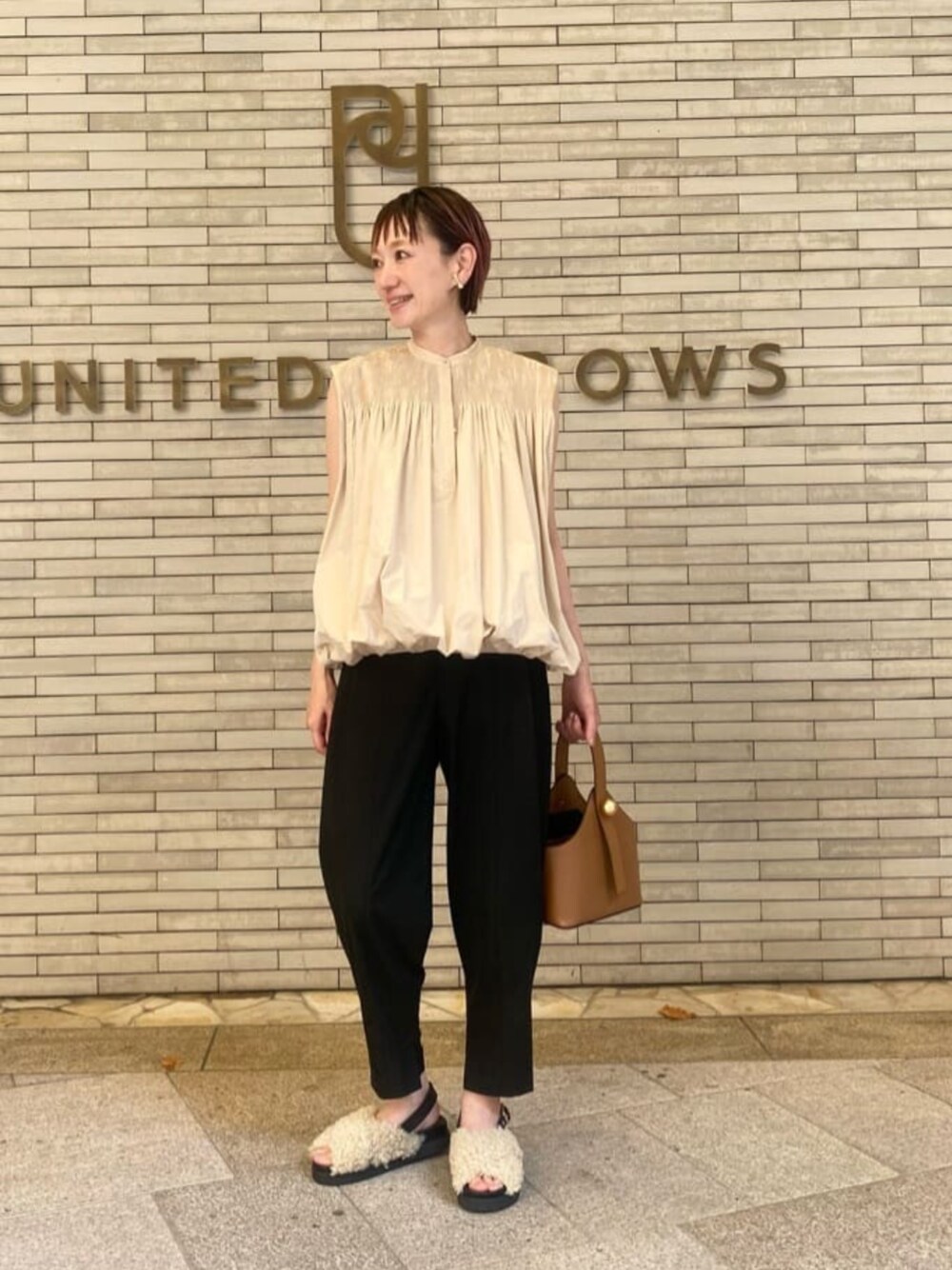 「フェミニン、骨格ナチュラル、イエベ春」｜「UNITED ARROWSのリボンモチーフ イヤリング（イヤリング、ゴールド系）」を使った、平敷（hirashiki）さん（レディース・169cm）の夏コーディネートの1枚目の写真
