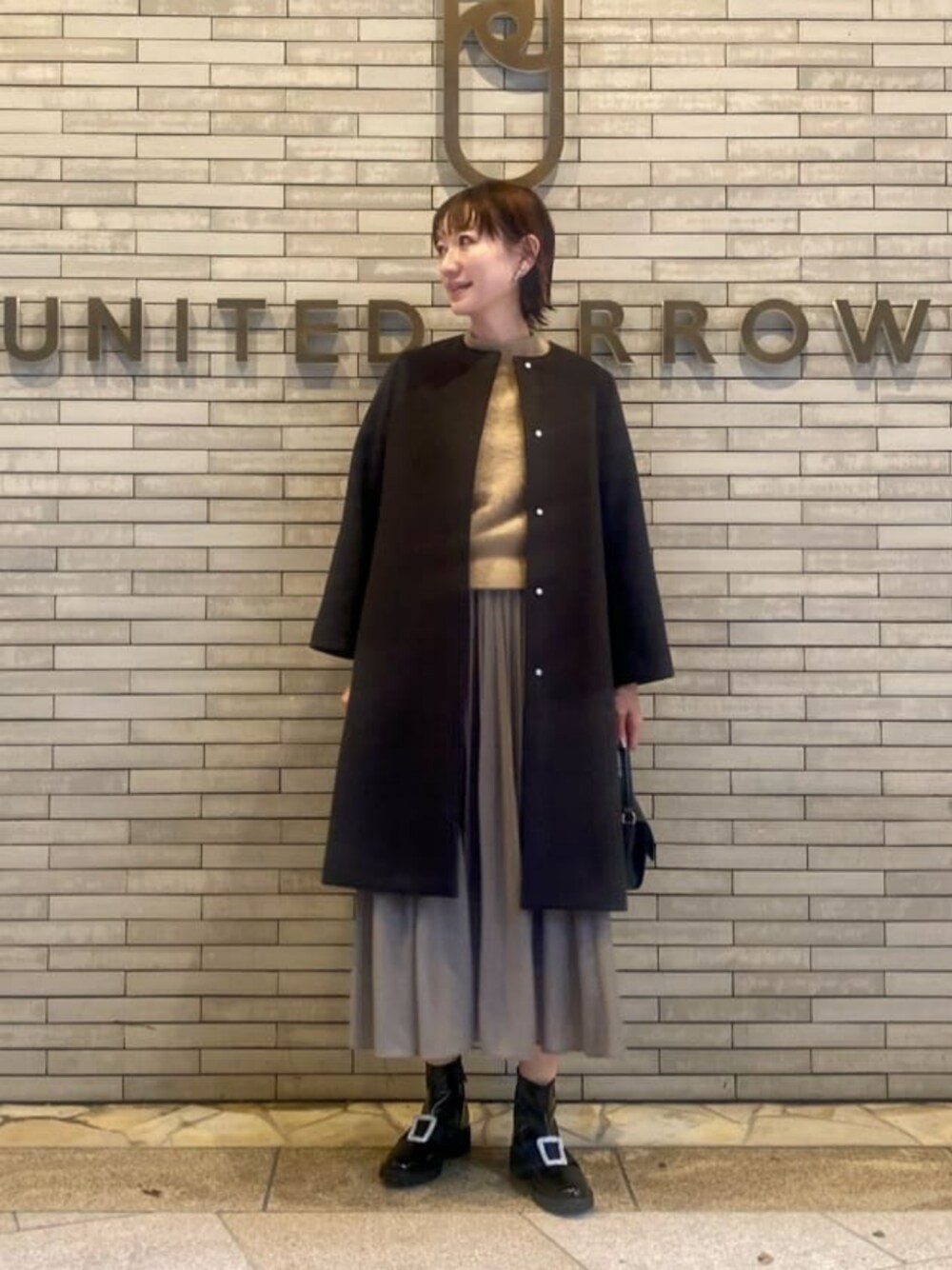 「フェミニン、ニット、骨格ナチュラル、イエベ春、コート、ブーツ、ショートブーツ」｜「UNITED ARROWSのビジュー ショートブーツ（ブーツ、ブラック系）」を使った、平敷（hirashiki）さん（レディース・169cm）の冬コーディネートの1枚目の写真