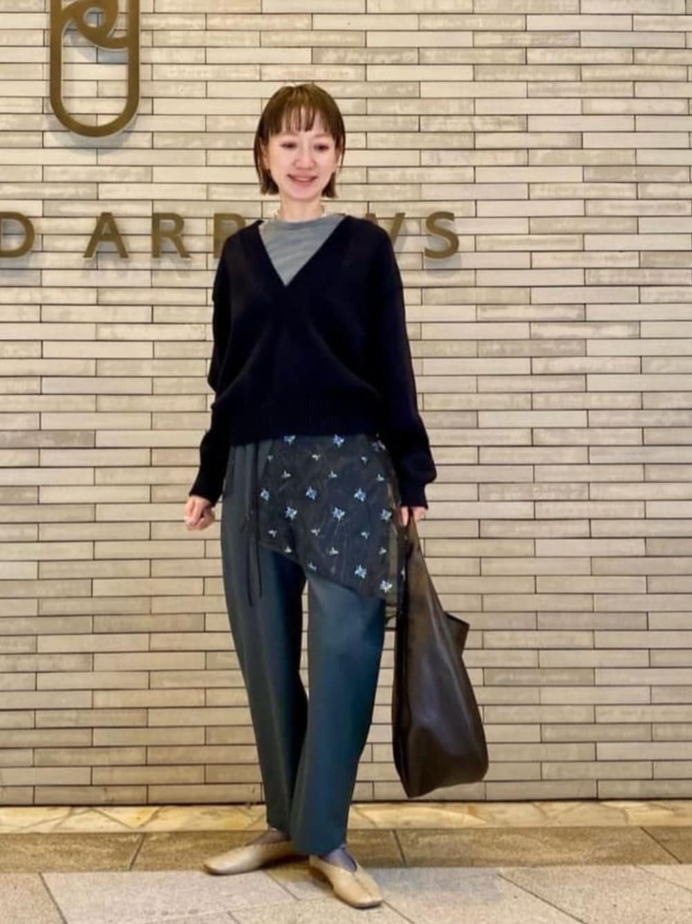 「LOEFF、ニット、骨格ナチュラル、イエベ春」｜「LOEFFの＜LOEFF＞リリヤン Vネック ニット プルオーバー（ニット/セーター、ブラック系）」を使った、平敷（hirashiki）さん（レディース・169cm）の冬コーディネートの1枚目の写真