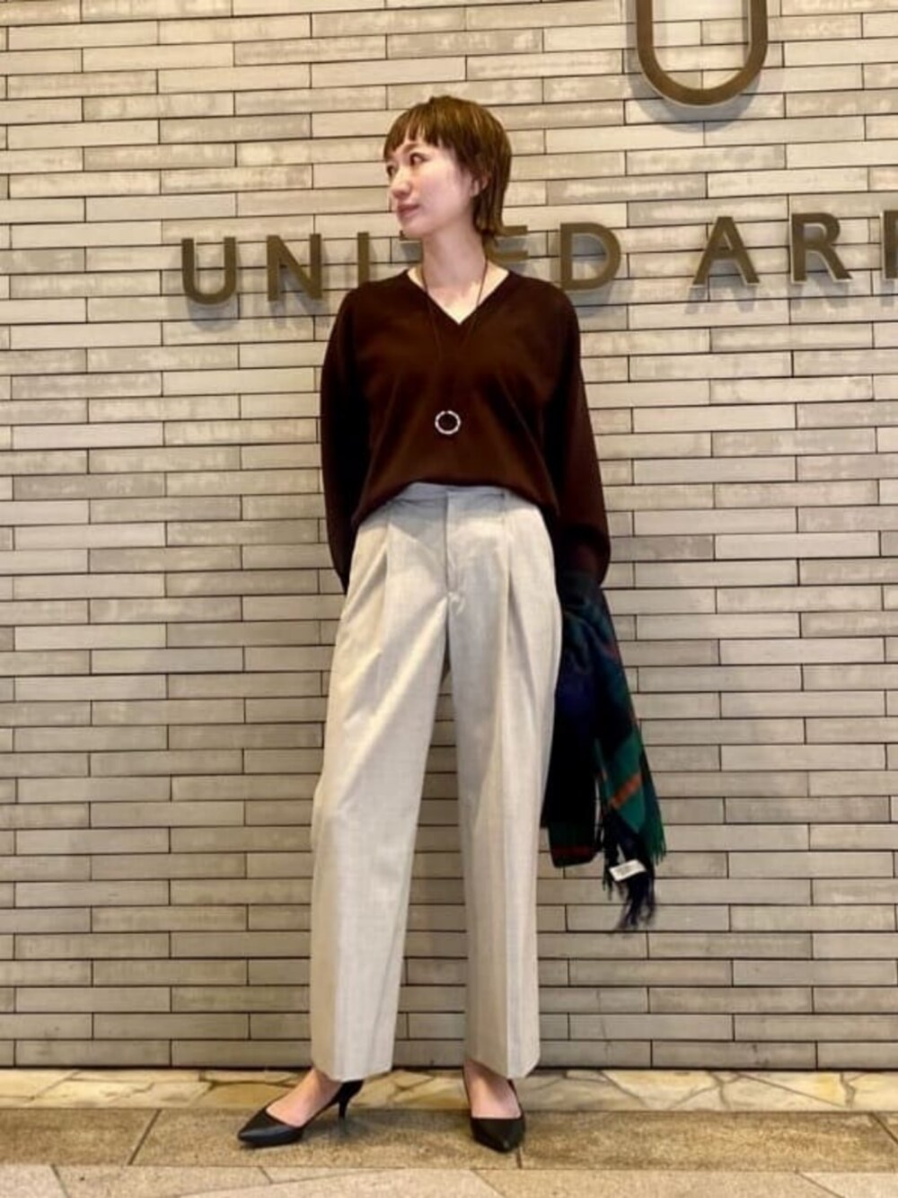 「ニット、骨格ナチュラル、イエベ春、春服、春コーデ、UNITED ARROWS」｜「UNITED ARROWSのポインテッドトゥ ソフト パンプス BLACK（パンプス、ブラック系）」を使った、平敷（hirashiki）さん（レディース・169cm）の冬コーディネートの1枚目の写真