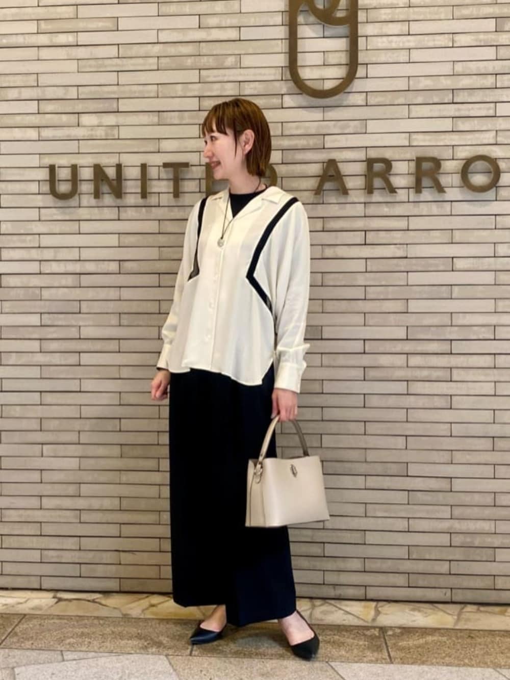 「骨格ナチュラル、イエベ春、ブラウス」｜「UNITED ARROWSのポインテッドトゥ ソフト パンプス BLACK（パンプス、ブラック系）」を使った、平敷（hirashiki）さん（レディース・169cm）の冬コーディネートの1枚目の写真