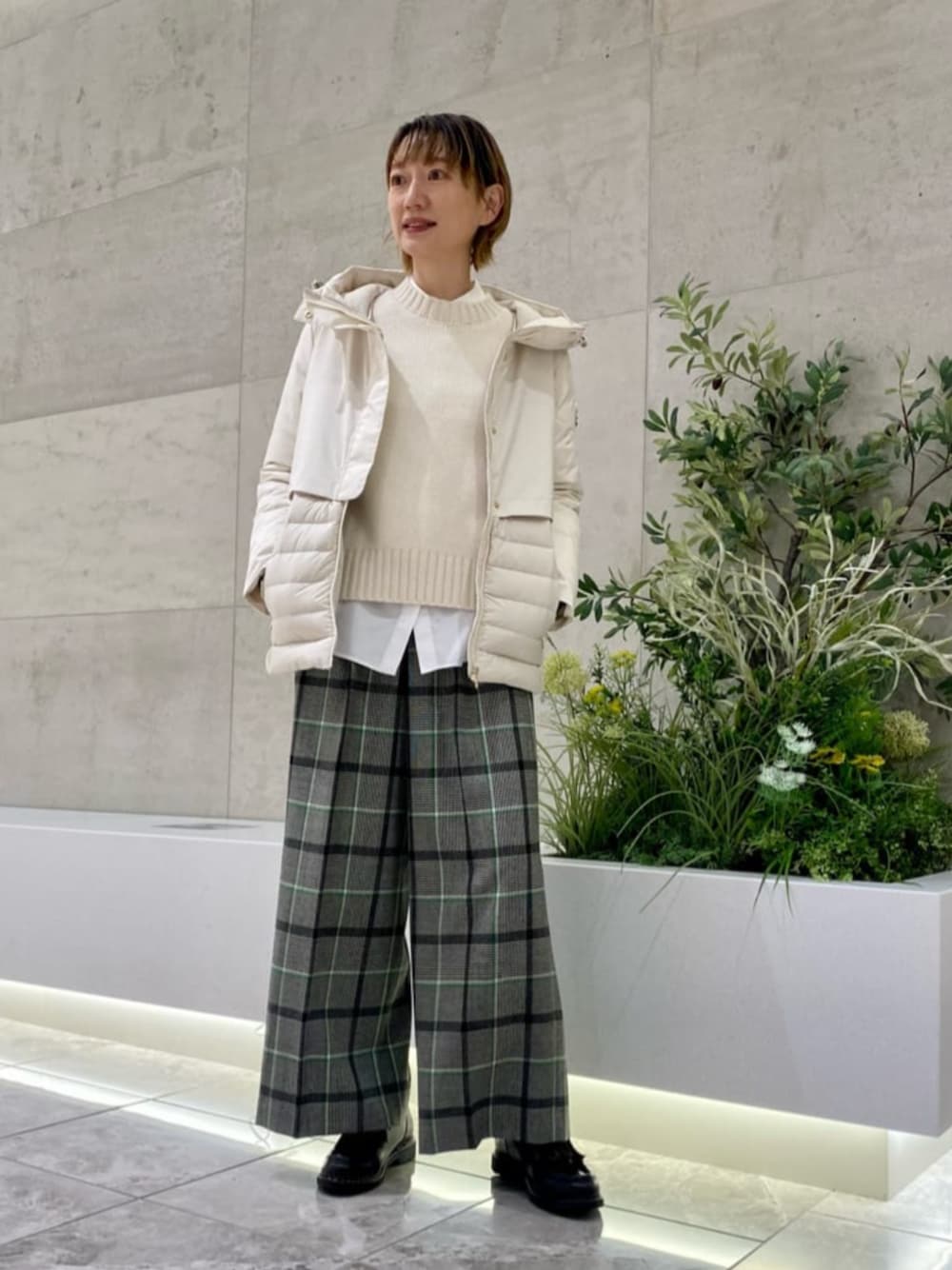 「ストリート、ニット、ダウンジャケット、骨格_ナチュラル、パーソナルカラー_SPRING」｜「CAPEHORNの＜CAPE HORN＞コンビ フーデッド ダウンジャケット（ダウンジャケット/コート、ホワイト系）」を使った、平敷（hirashiki）さん（レディース・169cm）の冬コーディネートの1枚目の写真