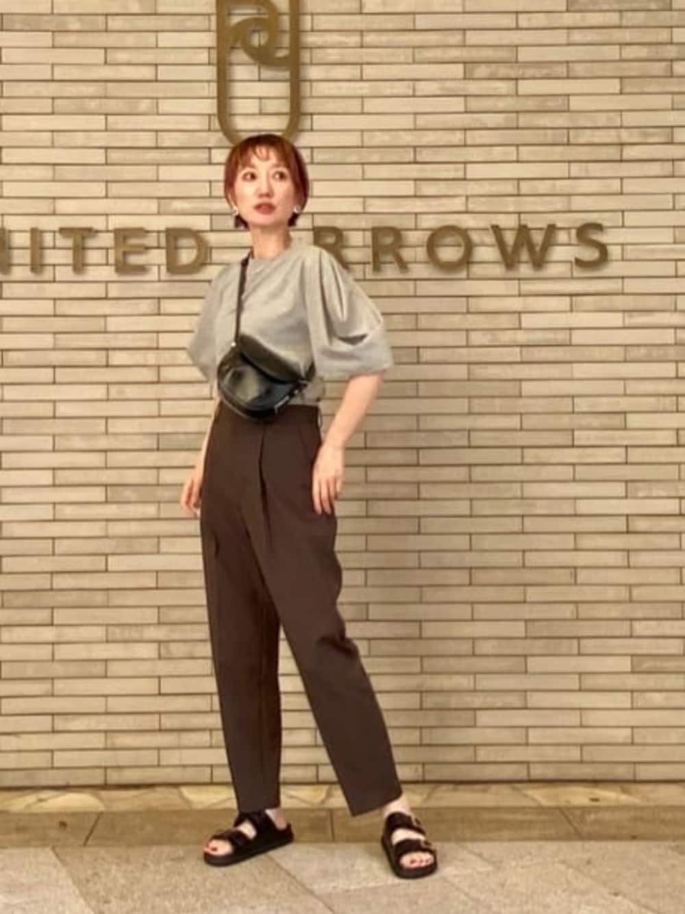 「モード、ストリート、骨格ナチュラル、イエベ春、サンダル、夏服」｜「UNITED ARROWSのマトンスリーブ Tシャツ（Tシャツ/カットソー、グレー系）」を使った、平敷（hirashiki）さん（レディース・169cm）の夏コーディネートの1枚目の写真