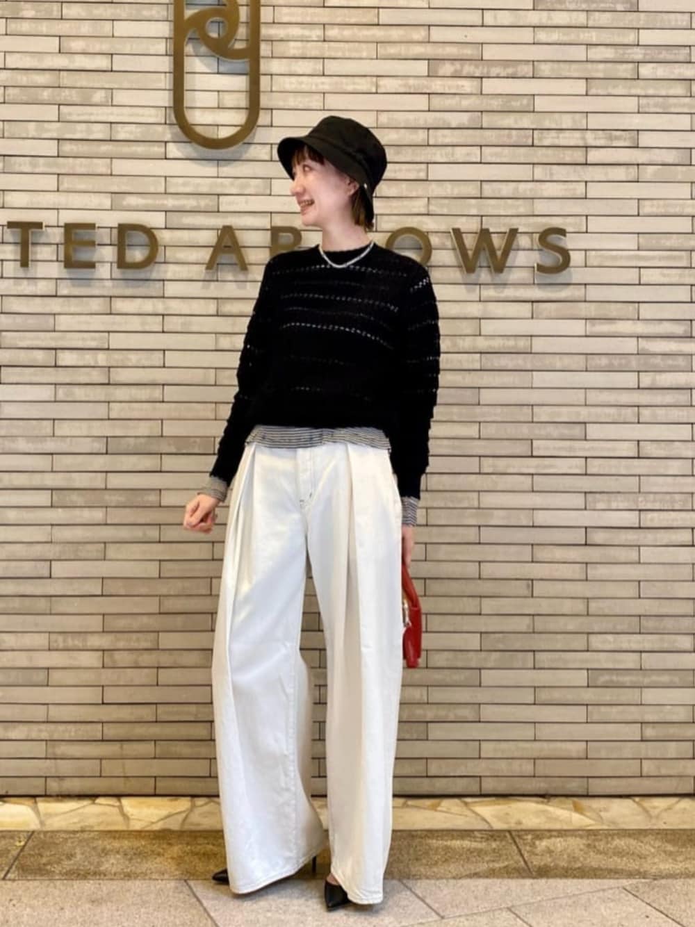 「ニット、骨格ナチュラル、イエベ春、カジュアル、ハット」｜「UNITED ARROWSのシアー フィット クルーネック カットソー（Tシャツ/カットソー、その他）」を使った、平敷（hirashiki）さん（レディース・169cm）の冬コーディネートの1枚目の写真