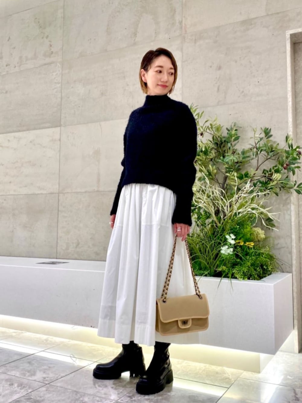 「モード、フェミニン、ニット、ロングブーツ、骨格_ナチュラル、パーソナルカラー_SPRING」｜「THE RERACSの【別注】＜THE RE:LUXE THE RERACS×WACCOWACCO＞チェーンショルダーバッグ（ショルダーバッグ、ベージュ系）」を使った、平敷（hirashiki）さん（レディース・169cm）の冬コーディネートの1枚目の写真
