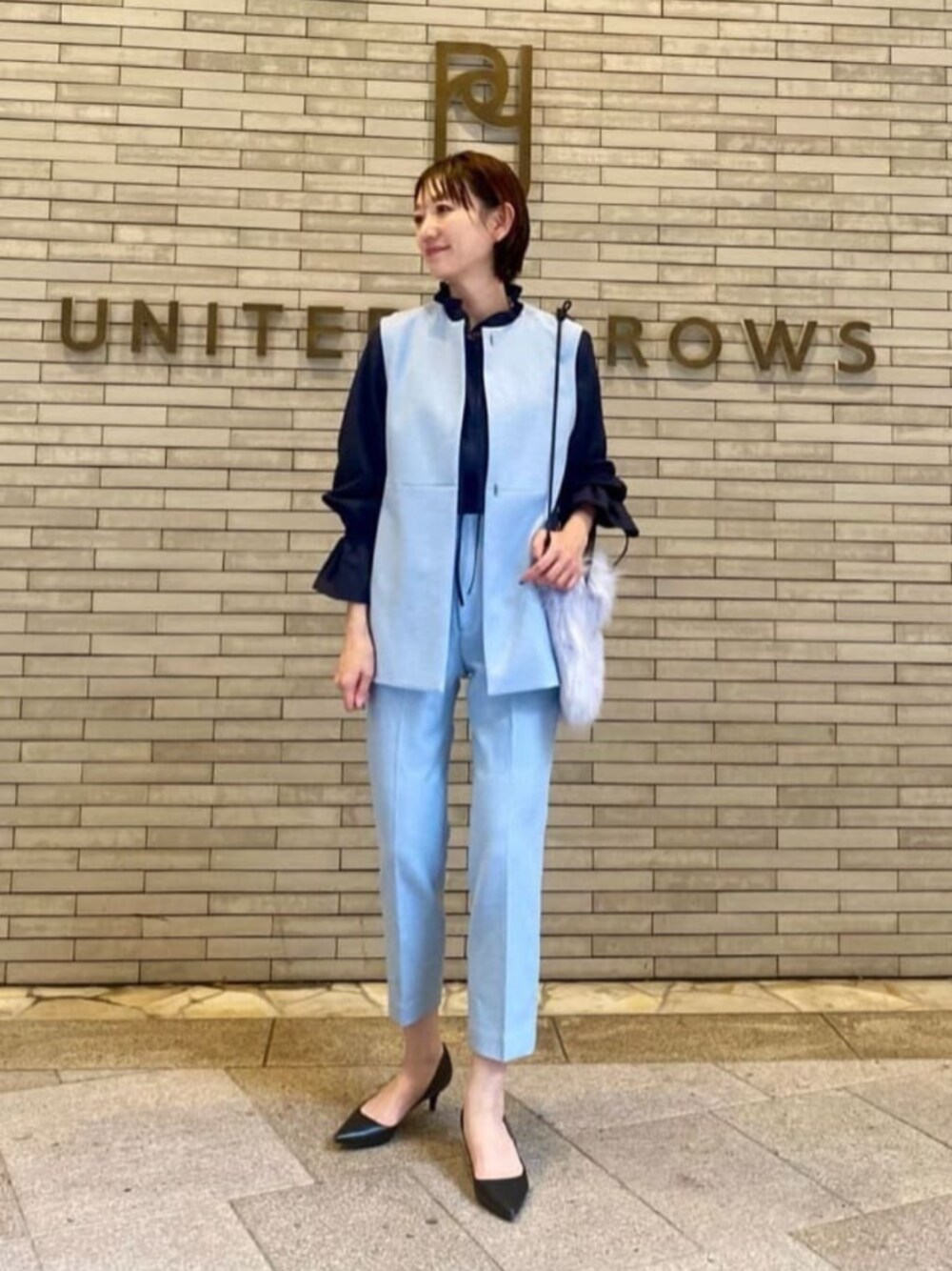 「フェミニン、骨格ナチュラル、イエベ春、セレモニー、セットアップ、セレモニー服」｜「UNITED ARROWSのポインテッドトゥ ソフト パンプス BLACK（パンプス、ブラック系）」を使った、平敷（hirashiki）さん（レディース・169cm）の秋コーディネートの1枚目の写真