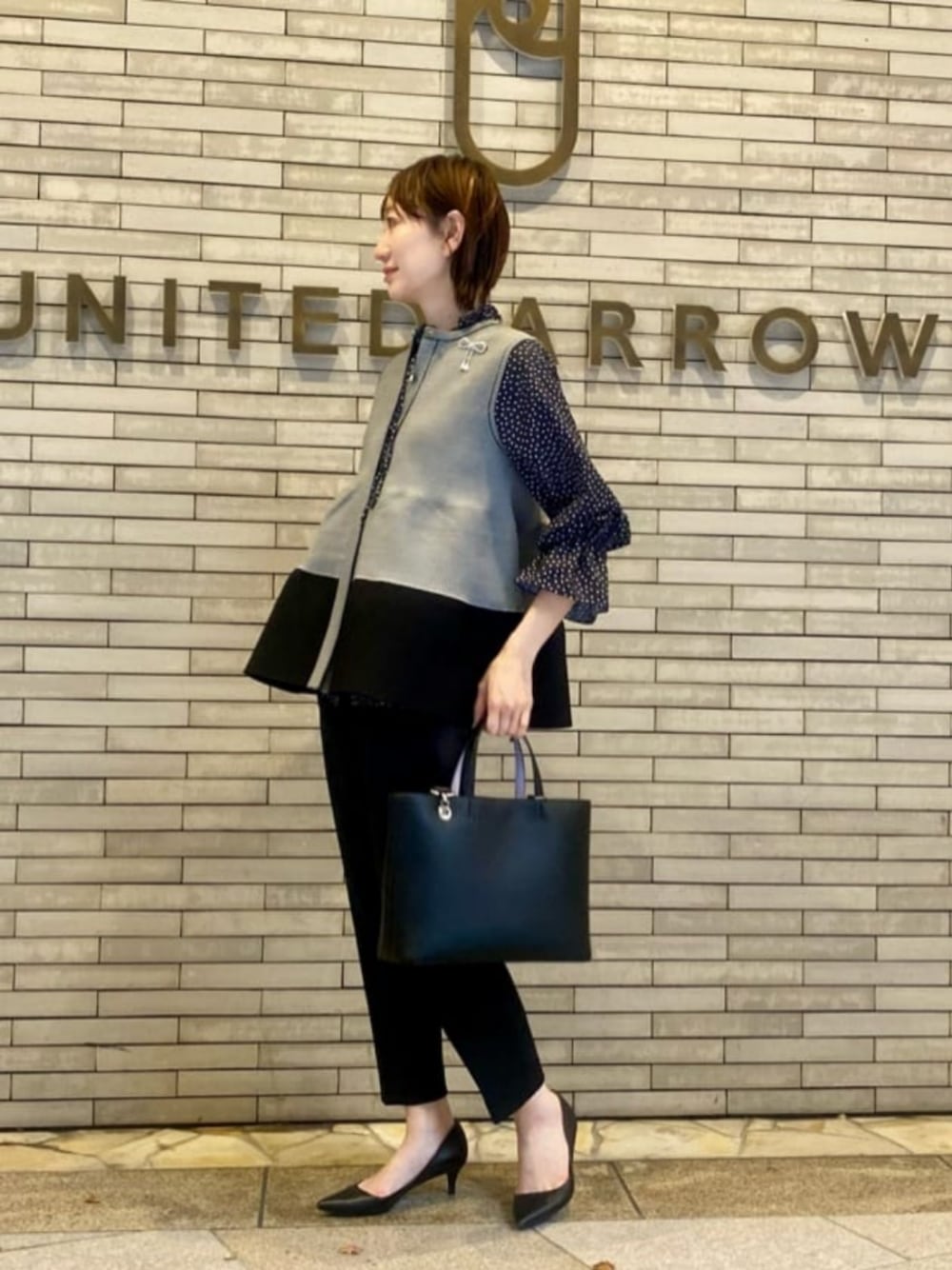 「骨格ナチュラル、イエベ春、フェミニン、ジレ、ブラウス、スプリング、モノトーン、春服、春コーデ、UNITED ARROWS」｜「UNITED ARROWSのポインテッドトゥ ソフト パンプス BLACK（パンプス、ブラック系）」を使った、平敷（hirashiki）さん（レディース・169cm）の冬コーディネートの1枚目の写真