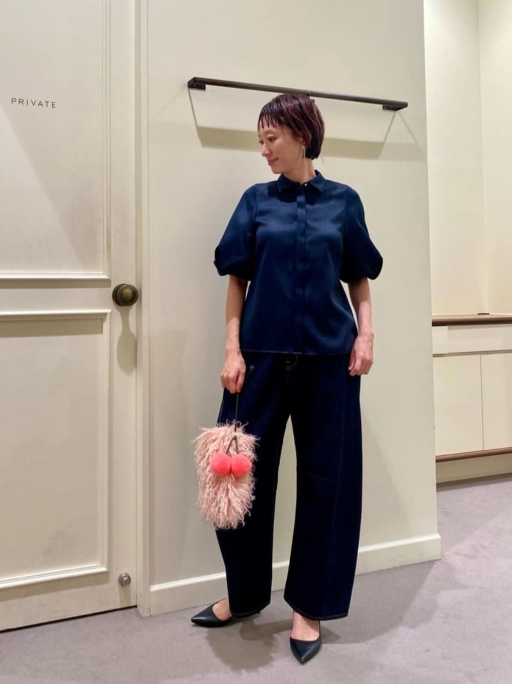 「骨格ナチュラル、イエベ春、ブラウス、デニム」｜「UNITED ARROWSのポインテッドトゥ ソフト パンプス BLACK（パンプス、ブラック系）」を使った、平敷（hirashiki）さん（レディース・169cm）の秋コーディネートの1枚目の写真