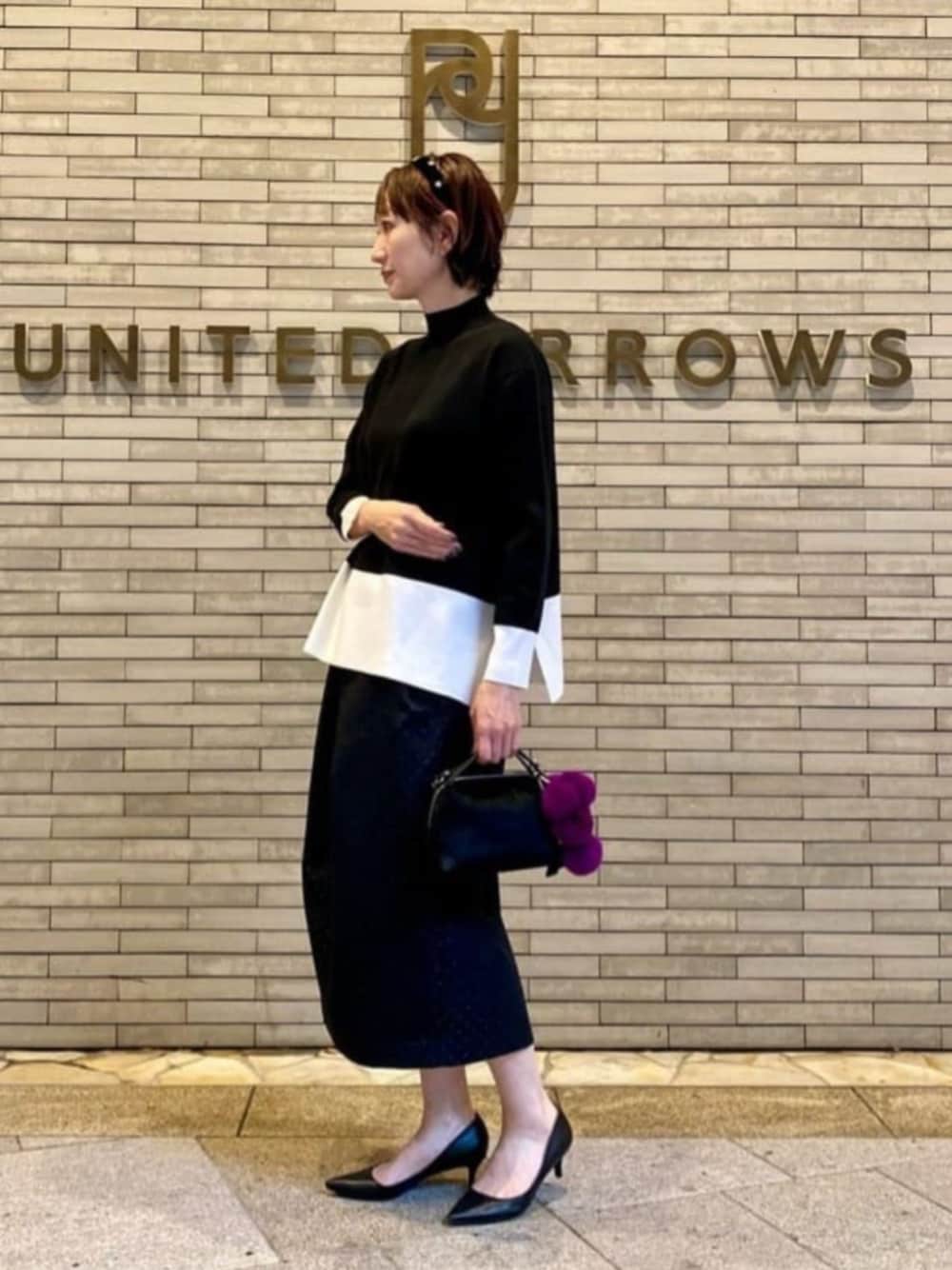「ニット、骨格ナチュラル、イエベ春」｜「UNITED ARROWSのポインテッドトゥ ソフト パンプス BLACK（パンプス、ブラック系）」を使った、平敷（hirashiki）さん（レディース・169cm）の秋コーディネートの1枚目の写真