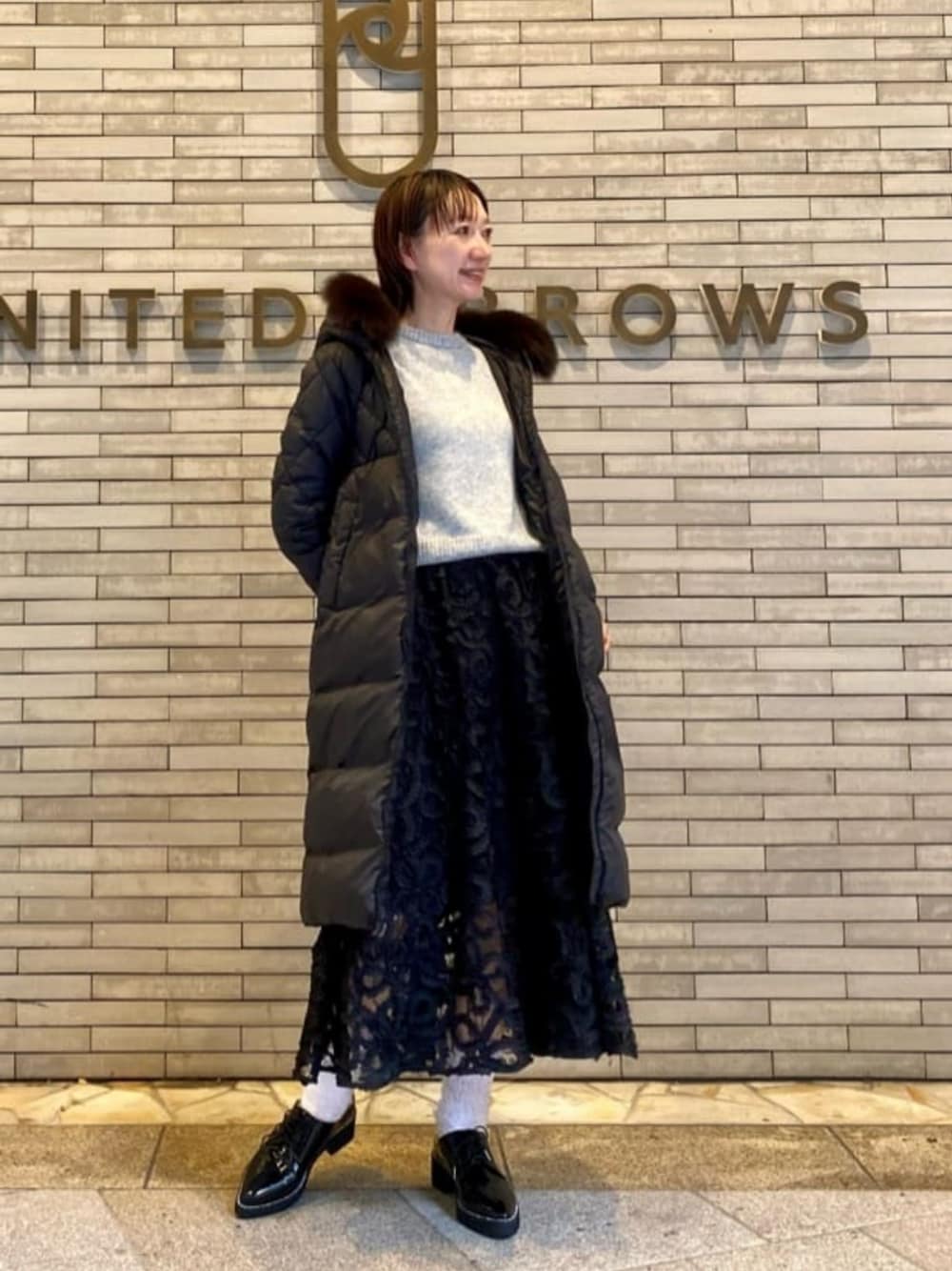 「フェミニン、ニット、骨格ナチュラル、イエベ春」｜「UNITED ARROWSのカラースパンコール クルーネック ニット（ニット/セーター、グレー系）」を使った、平敷（hirashiki）さん（レディース・169cm）の冬コーディネートの1枚目の写真