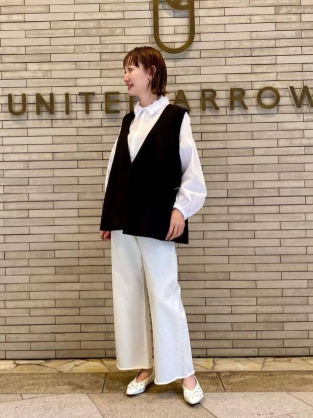 「骨格ナチュラル、イエベ春、ブラウス」｜「UNITED ARROWSのカットオフ デニムパンツ（デニムパンツ、ホワイト系）」を使った、平敷（hirashiki）さん（レディース・169cm）の冬コーディネートの1枚目の写真