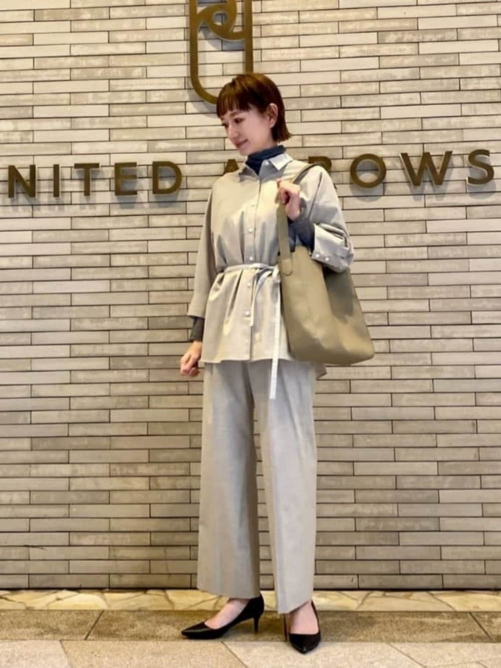 「骨格ナチュラル、イエベ春、ブラウス、通勤コーデ、セットアップ、春服、春コーデ、UNITED ARROWS」｜「UNITED ARROWSのポインテッドトゥ ソフト パンプス BLACK（パンプス、ブラック系）」を使った、平敷（hirashiki）さん（レディース・169cm）の冬コーディネートの1枚目の写真