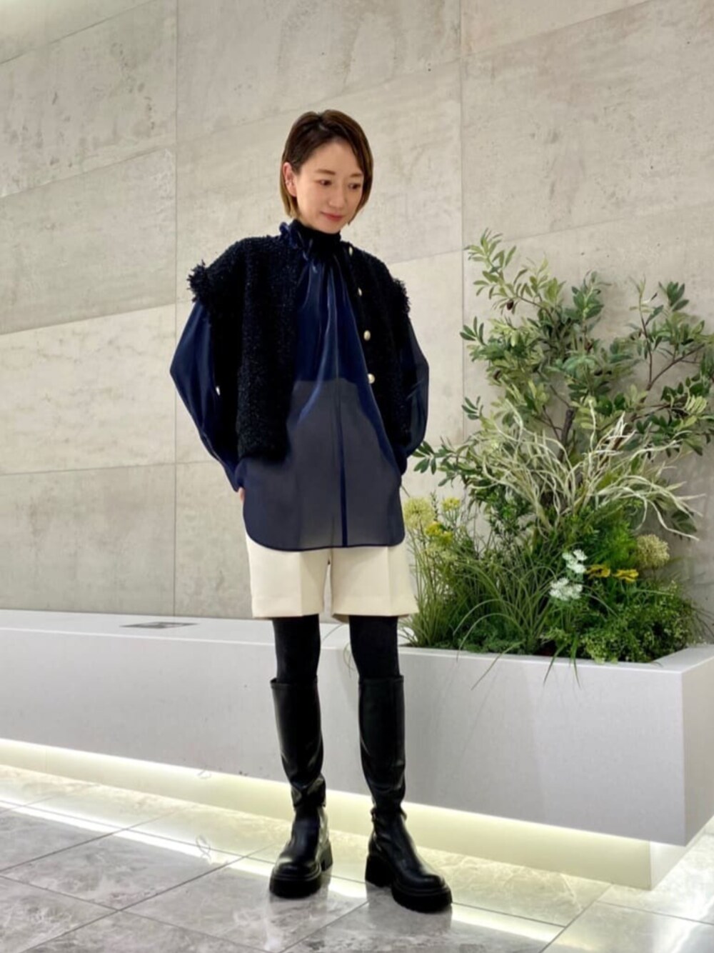 「トレンド、フェミニン、骨格_ナチュラル、パーソナルカラー_SPRING」｜「UNITED ARROWSのP ショートパンツ（その他パンツ、ホワイト系）」を使った、平敷（hirashiki）さん（レディース・169cm）の冬コーディネートの1枚目の写真