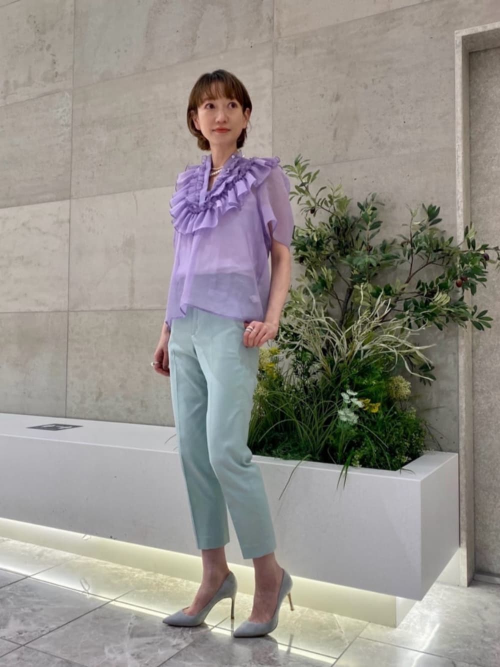 「フェミニン、骨格ナチュラル、パーソナルカラースプリング、ブラウス」｜「Pippichicの【別注】＜PIPPICHIC＞PPP パンプス（パンプス、グレー系）」を使った、平敷（hirashiki）さん（レディース・169cm）の春コーディネートの1枚目の写真
