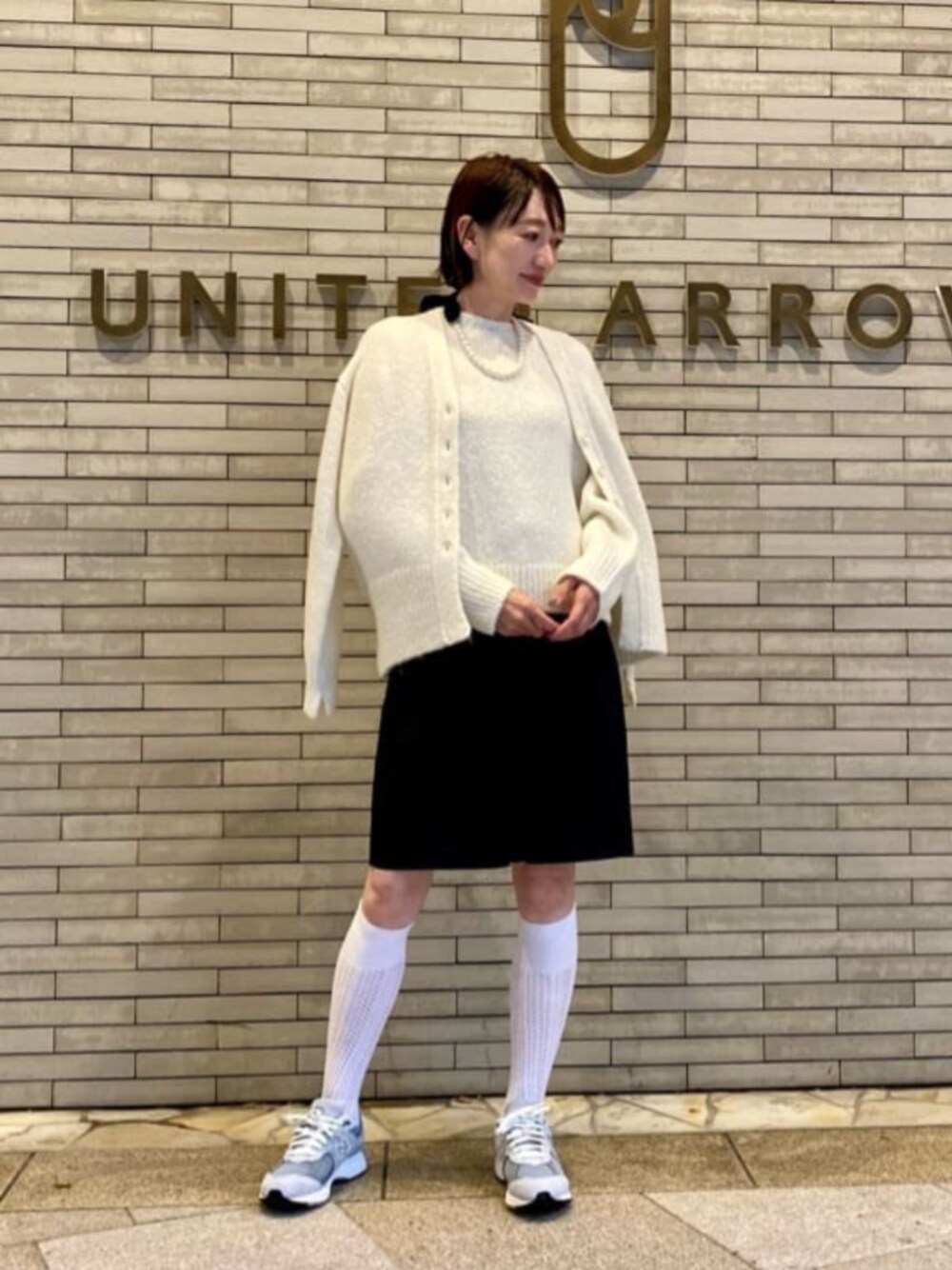 「ニット、骨格ナチュラル、イエベ春、スニーカー」｜「LOEFFの＜LOEFF＞W ギャバ キュロット パンツ（その他パンツ、ブラック系）」を使った、平敷（hirashiki）さん（レディース・169cm）の秋コーディネートの1枚目の写真