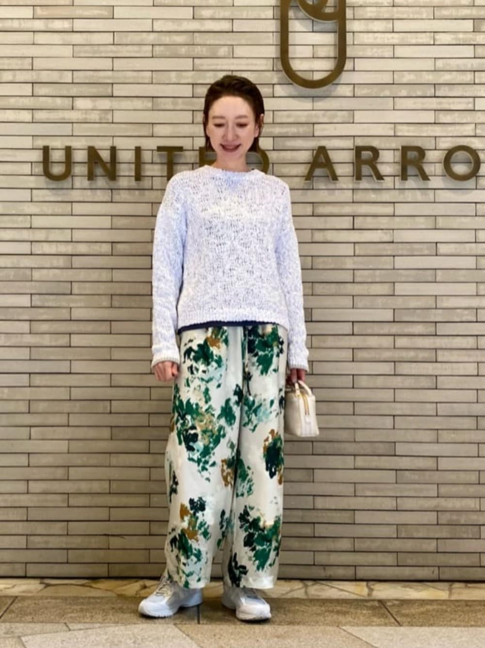 「ニット、骨格ナチュラル、イエベ春、春服、春コーデ」｜「UNITED ARROWSのカラーミックス クルーネック プルオーバー（ニット/セーター、ホワイト系）」を使った、平敷（hirashiki）さん（レディース・169cm）の冬コーディネートの1枚目の写真