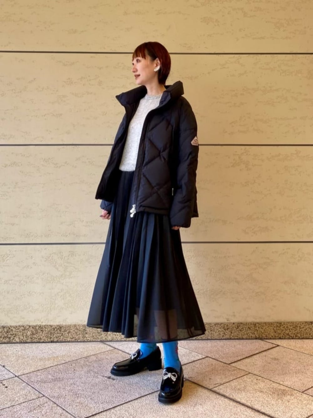 「ニット、骨格ナチュラル、イエベ春、スカート、ダウンジャケット、冬服」｜「UNITED ARROWSのリボン ビジューローファー（ローファー、ブラック系）」を使った、平敷（hirashiki）さん（レディース・169cm）の冬コーディネートの1枚目の写真