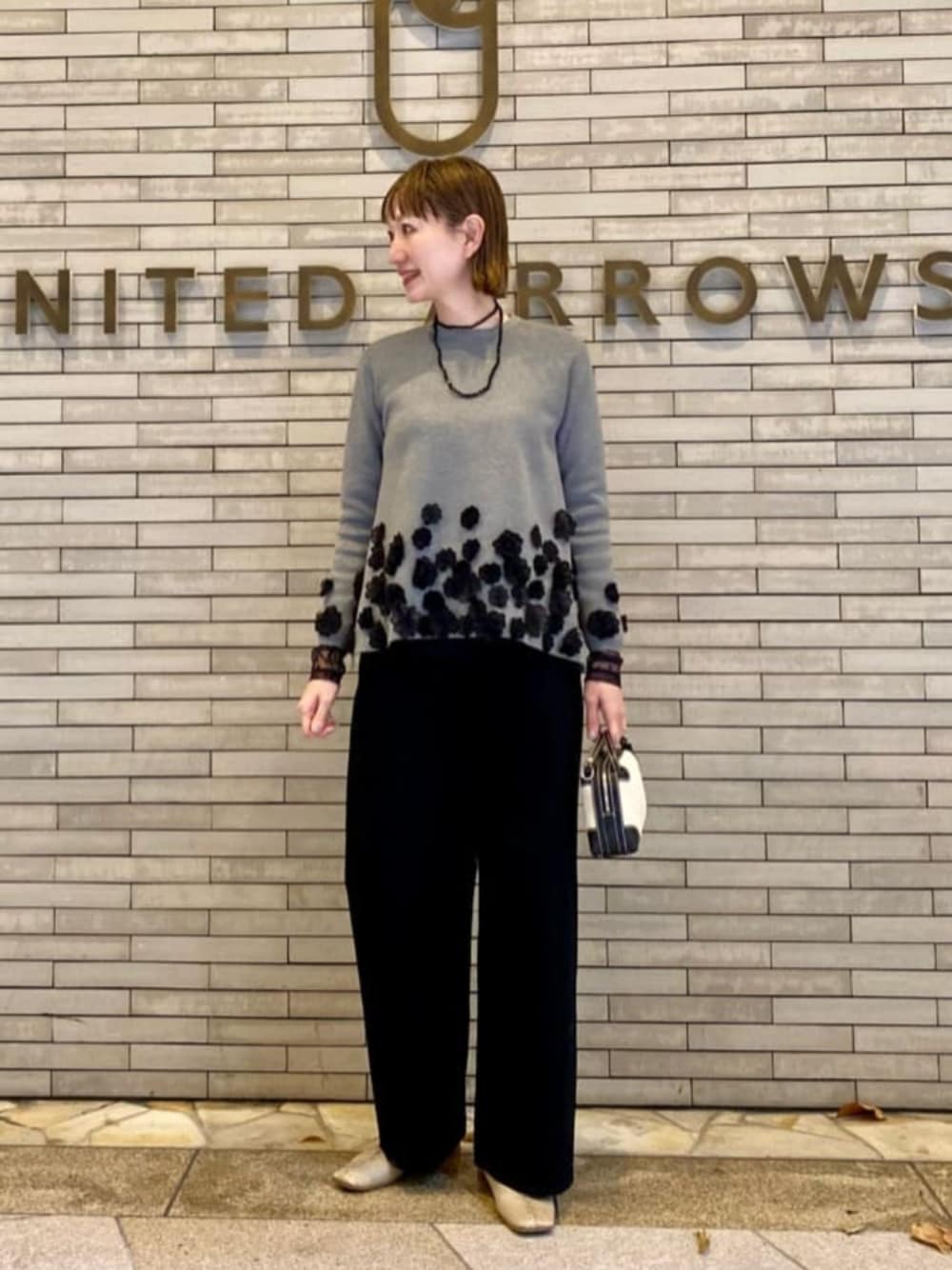 「ニット、骨格ナチュラル、イエベ春、デニム」｜「UNITED ARROWSの3D フラワーモチーフ ニット プルオーバー（ニット/セーター、グレー系）」を使った、平敷（hirashiki）さん（レディース・169cm）の冬コーディネートの1枚目の写真
