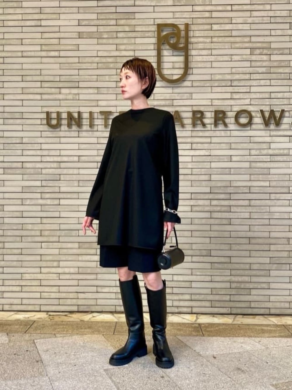 「モード、骨格ナチュラル、イエベ春、LOEFF」｜「LOEFFの＜LOEFF＞W ギャバ ミニ ワンピース（ワンピース、ブラック系）」を使った、平敷（hirashiki）さん（レディース・169cm）の秋コーディネートの1枚目の写真