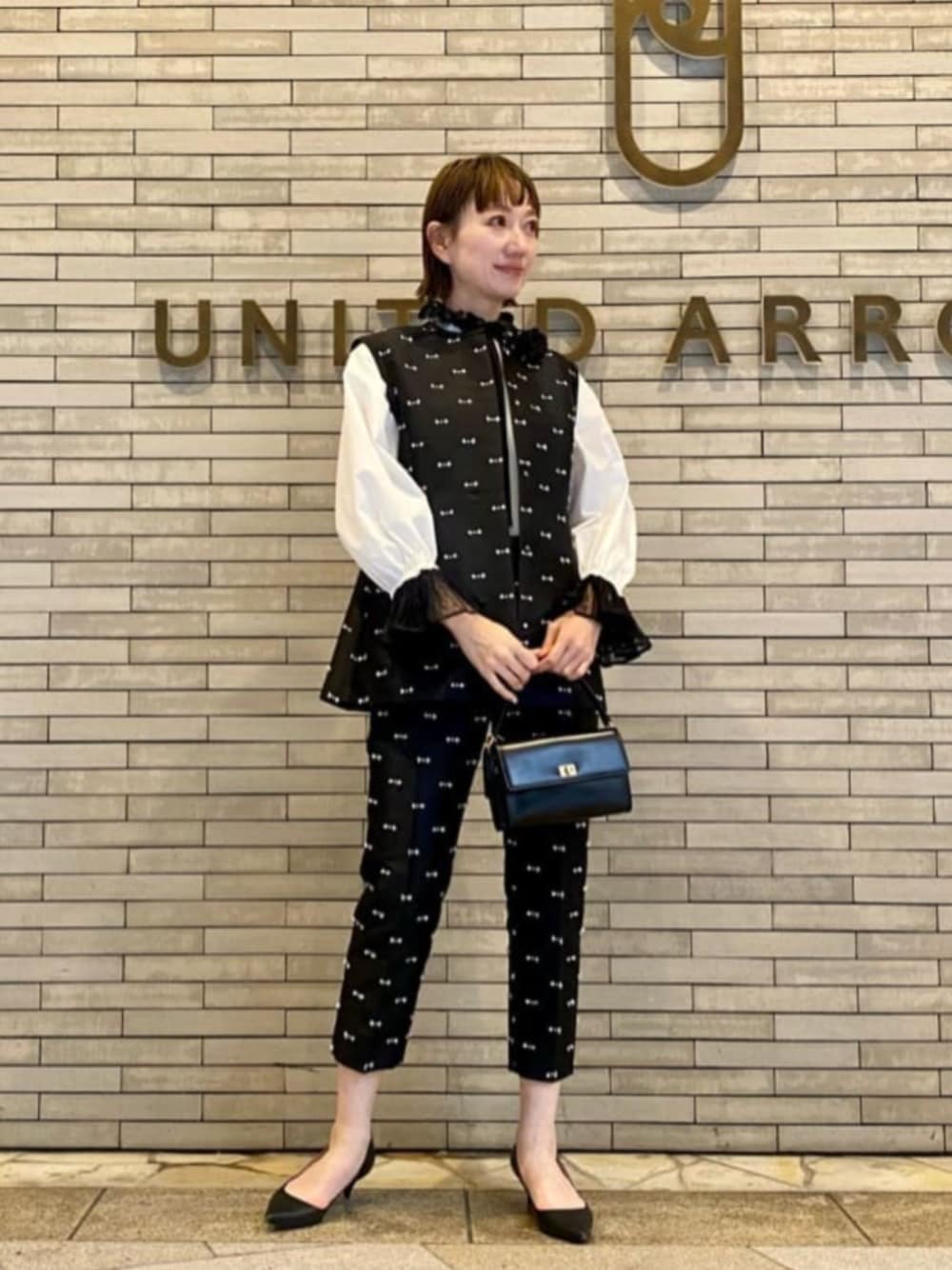 「フェミニン、骨格ナチュラル、イエベ春、フォーマル、セレモニー、卒入園、入学式、卒業式、入園式、卒園式、セレモニー服」｜「UNITED ARROWSのポインテッドトゥ ソフト パンプス BLACK（パンプス、ブラック系）」を使った、平敷（hirashiki）さん（レディース・169cm）の冬コーディネートの1枚目の写真