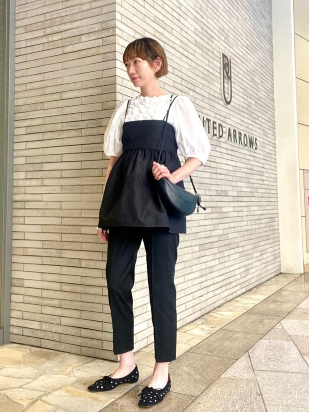 「フェミニン、骨格_ナチュラル、パーソナルカラー_SPRING」｜「UNITED ARROWSのP/TA シャイニー ドライ スリムパンツ（その他パンツ、ブラック系）」を使った、平敷（hirashiki）さん（レディース・169cm）の春コーディネートの1枚目の写真