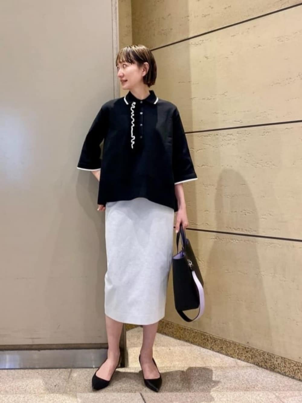 「ニット、骨格ナチュラル、イエベ春」｜「UNITED ARROWSのポインテッドトゥ ソフト パンプス BLACK（パンプス、ブラック系）」を使った、平敷（hirashiki）さん（レディース・169cm）の春コーディネートの1枚目の写真