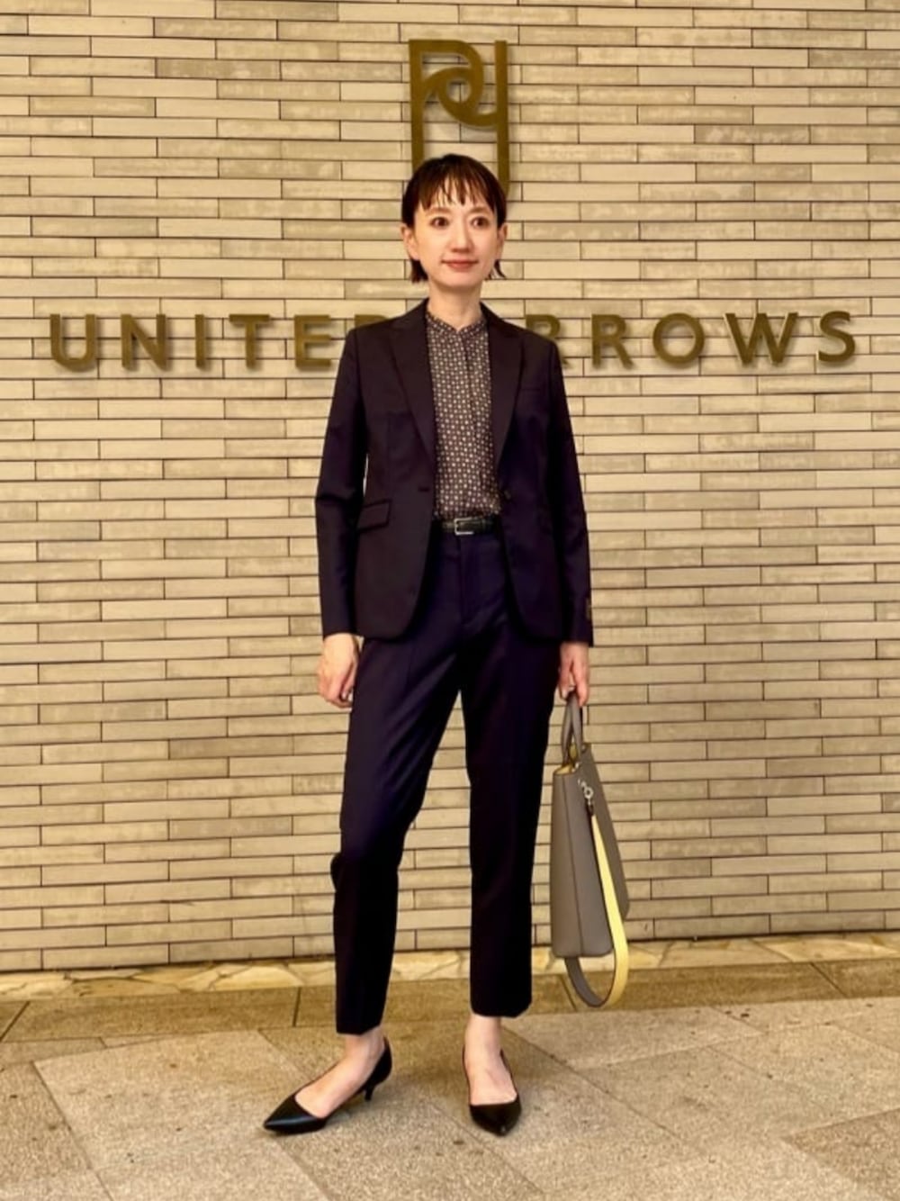 「ベーシック/トラッド、骨格ナチュラル、イエベ春、ブラウス、ビジネススタイル、トートバッグ」｜「UNITED ARROWSのVERTICAL トートバッグ（トートバッグ、グレー系）」を使った、平敷（hirashiki）さん（レディース・169cm）の冬コーディネートの1枚目の写真