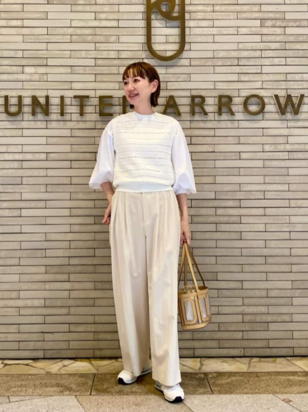「骨格ナチュラル、イエベ春、カジュアル、スニーカー、ベスト」｜「UNITED ARROWSのポンチ バルーンスリーブ カットソー（Tシャツ/カットソー、ホワイト系）」を使った、平敷（hirashiki）さん（レディース・169cm）の冬コーディネートの1枚目の写真