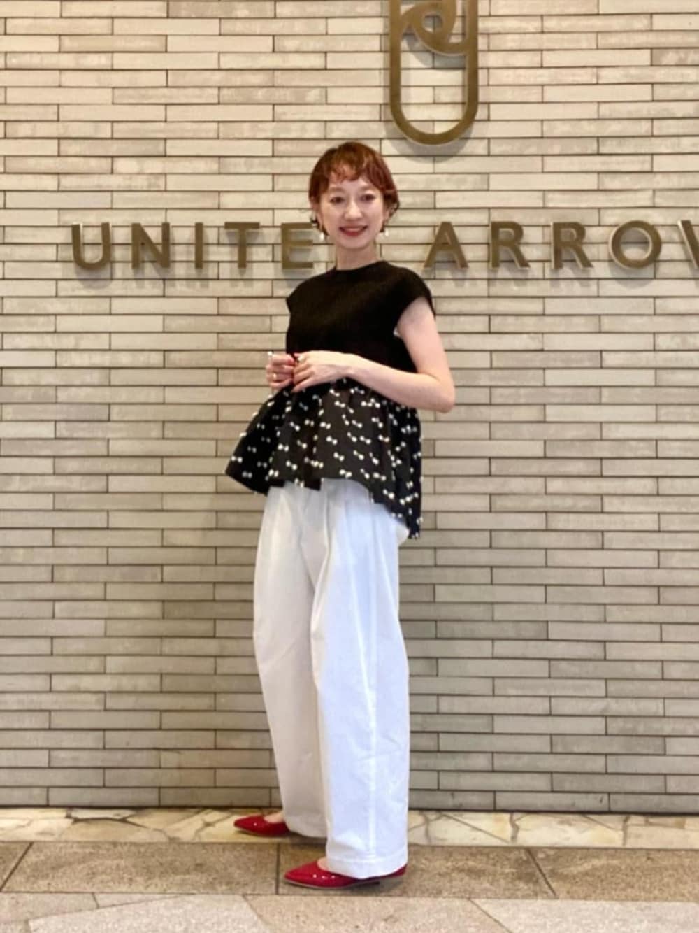 「フェミニン、骨格ナチュラル、イエベ春、トレンド」｜「UNITED ARROWSのリボン カットジャカード コンビ ブラウス（シャツ/ブラウス、ブラック系）」を使った、平敷（hirashiki）さん（レディース・169cm）の夏コーディネートの1枚目の写真