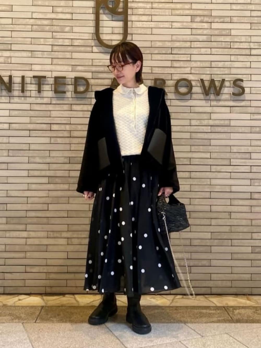 「フェミニン、骨格ナチュラル、イエベ春、ニット、UAHOLIDAYS、コート、ブーツ、ショートブーツ、スカート」｜「UNITED ARROWSのラウンド フラット ショートブーツ（ブーツ、ブラック系）」を使った、平敷（hirashiki）さん（レディース・169cm）の冬コーディネートの1枚目の写真