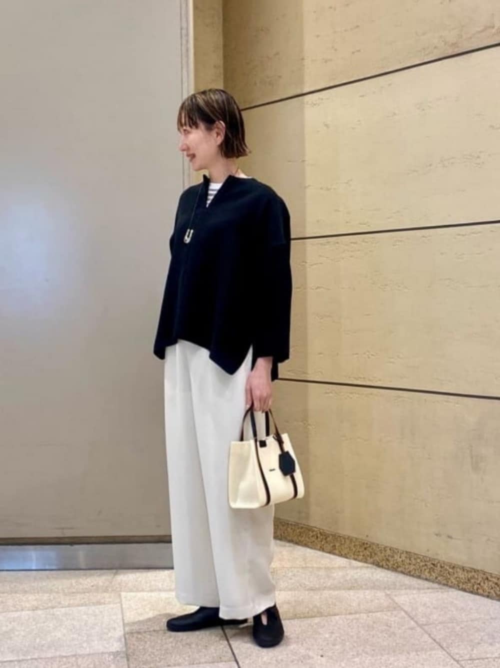 「ベーシック/トラッド、骨格ナチュラル、イエベ春、ブラウス」｜「UNITED ARROWSのCOMFY コンパクト クルーネック ニット（ニット/セーター、その他）」を使った、平敷（hirashiki）さん（レディース・169cm）の春コーディネートの1枚目の写真