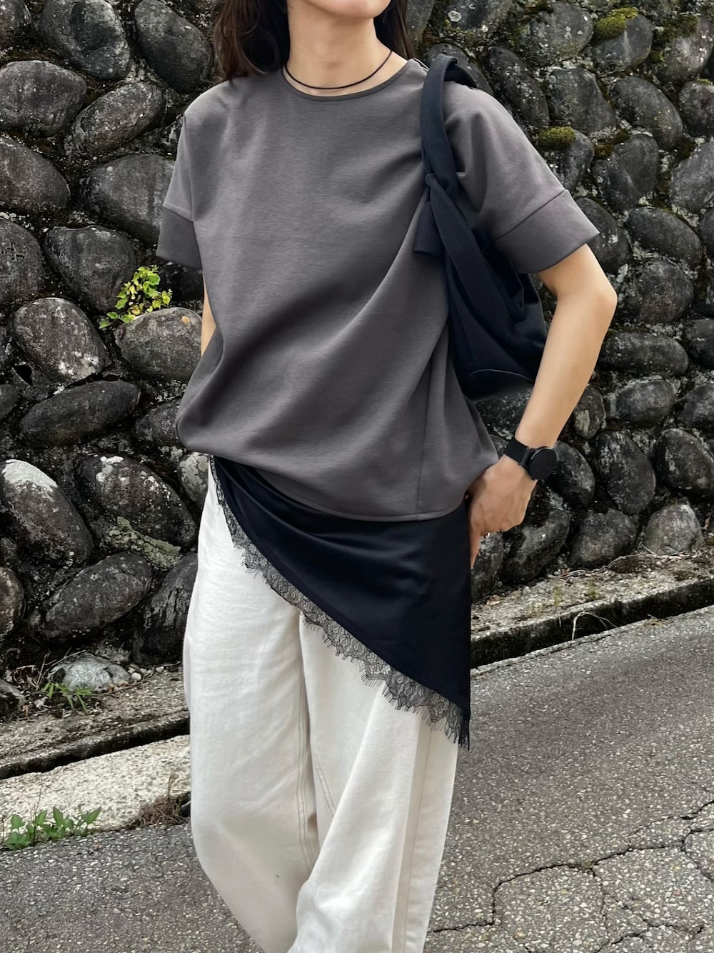 グレー系のTシャツ/カットソーを着用したレディースの夏コーディネートの1枚目の写真