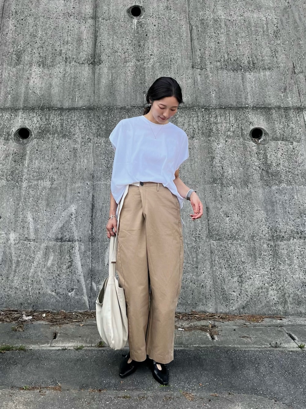 ホワイト系のTシャツ/カットソー、ブラック系のパンプスを着用したレディースの春コーディネートの1枚目の写真