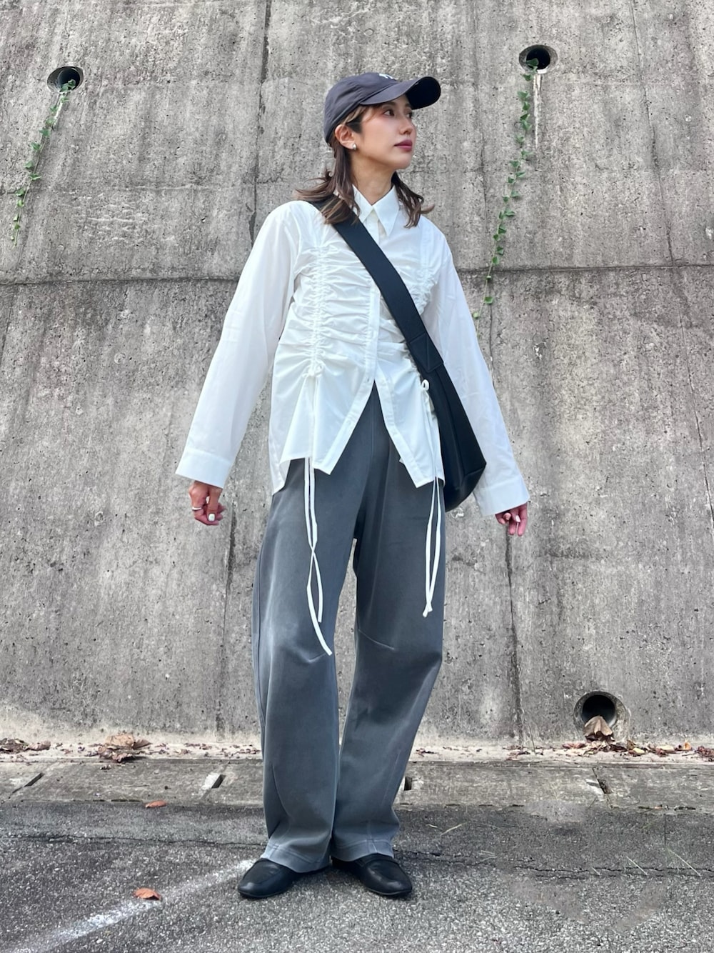 「ショルダーバッグ、シンプルカジュアル、白シャツ、シャツ、リボン、ギャザー、モノトーンコーデ、キャップ、PR」｜「W:Hukuの【W:Huku / ノンアイロンシリーズ】シャーリング リボン ブラウス / Wrinkle-Resistant Shirred Ribbon Blouse（シャツ/ブラウス、ホワイト系）」を使った、たろ☺︎さん（骨格ナチュラル・レディース・165cm）の夏コーディネートの1枚目の写真